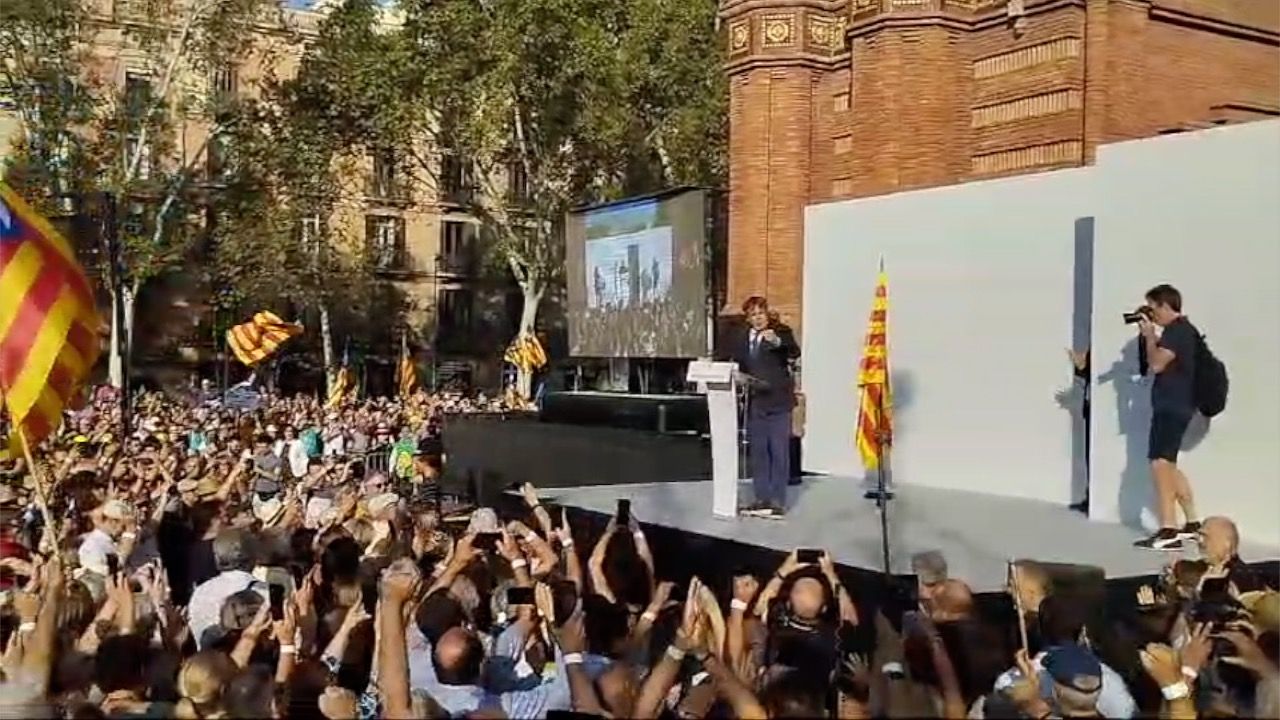 Puigdemont, Garaipenaren Arkuan jarri duten oholtzan, Bartzelonan, gaur goizean. QUIQUE GARCIA / EFE