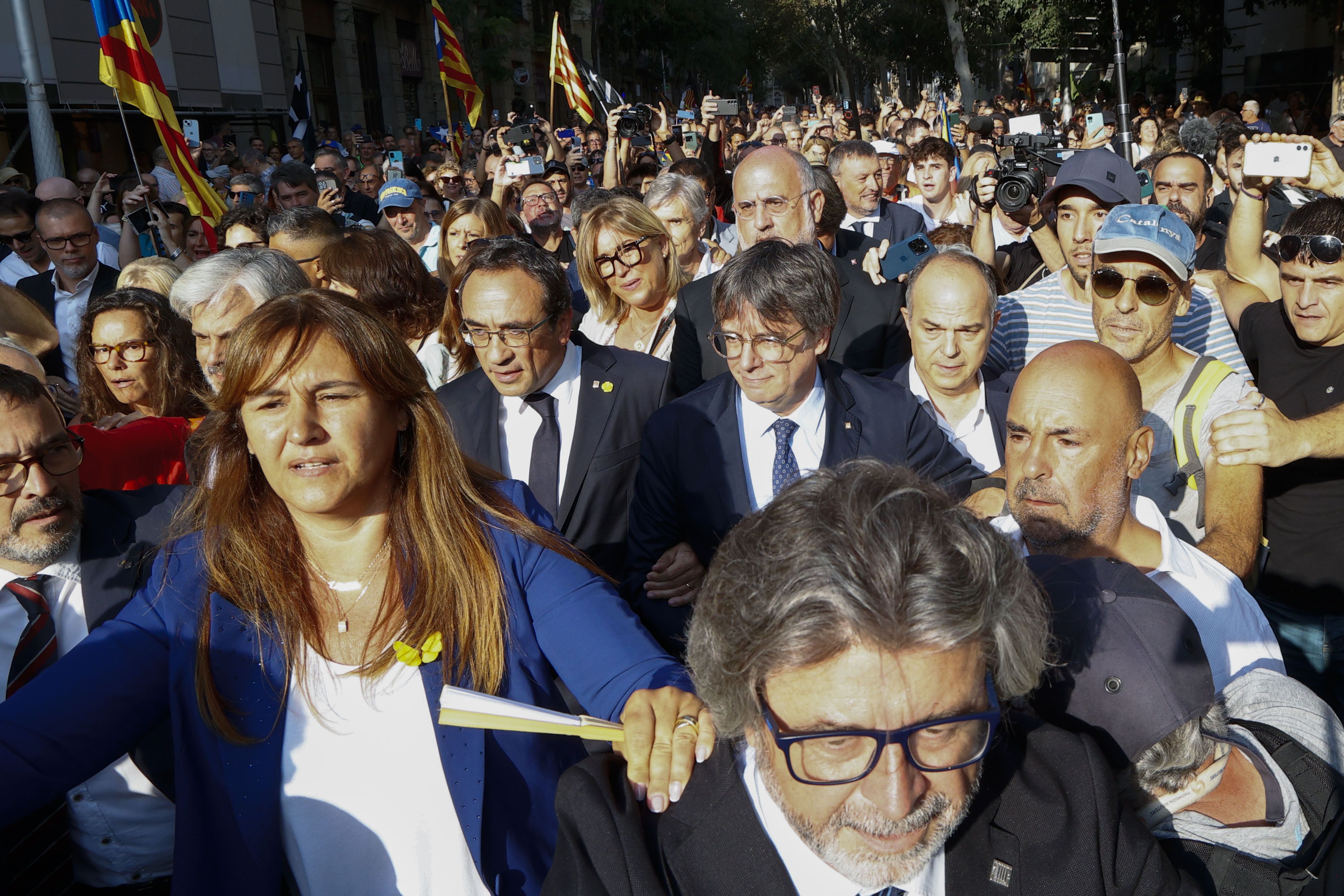 Puigdemontek hitzaldia emateko bidea jende artean egin du, Bartzelonan, gaur goizean. QUIQUE GARCIA / EFE