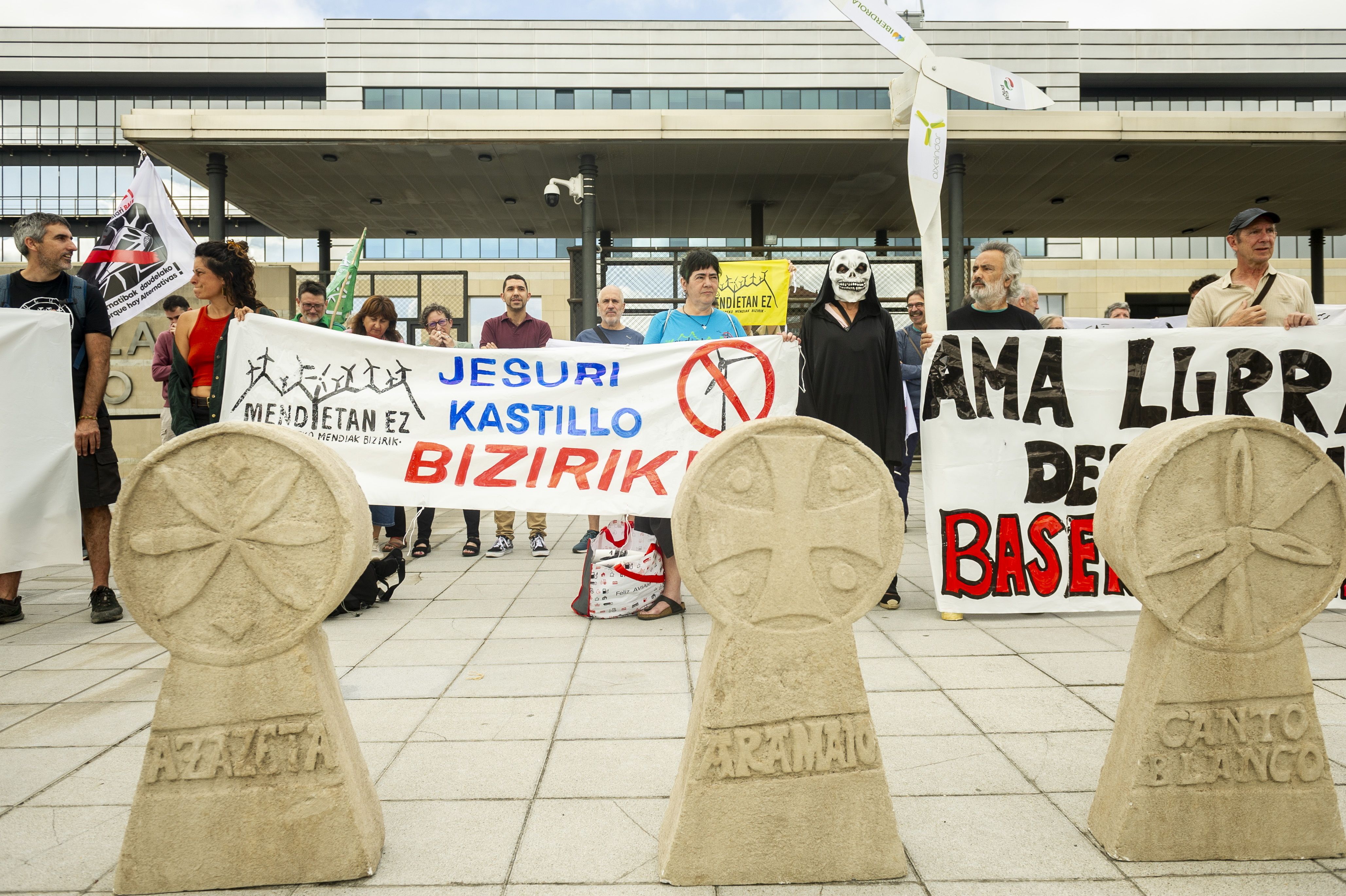 Euskal Herria Bizirik taldearen protesta bat, iaz, energia berriztagarrien lurralde planaren aurka. JAIZKI FONTANEDA / FOKU