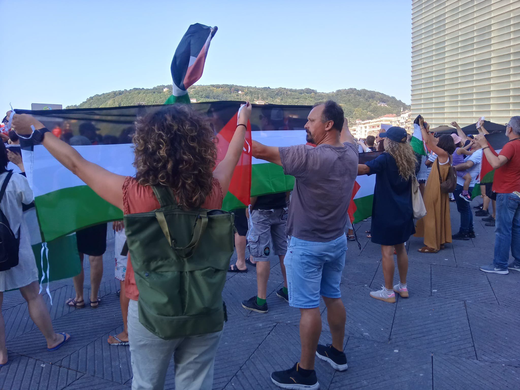 Zaleak Palestinako banderak astintzen, Donostian. GERNIKA-PALESTINA