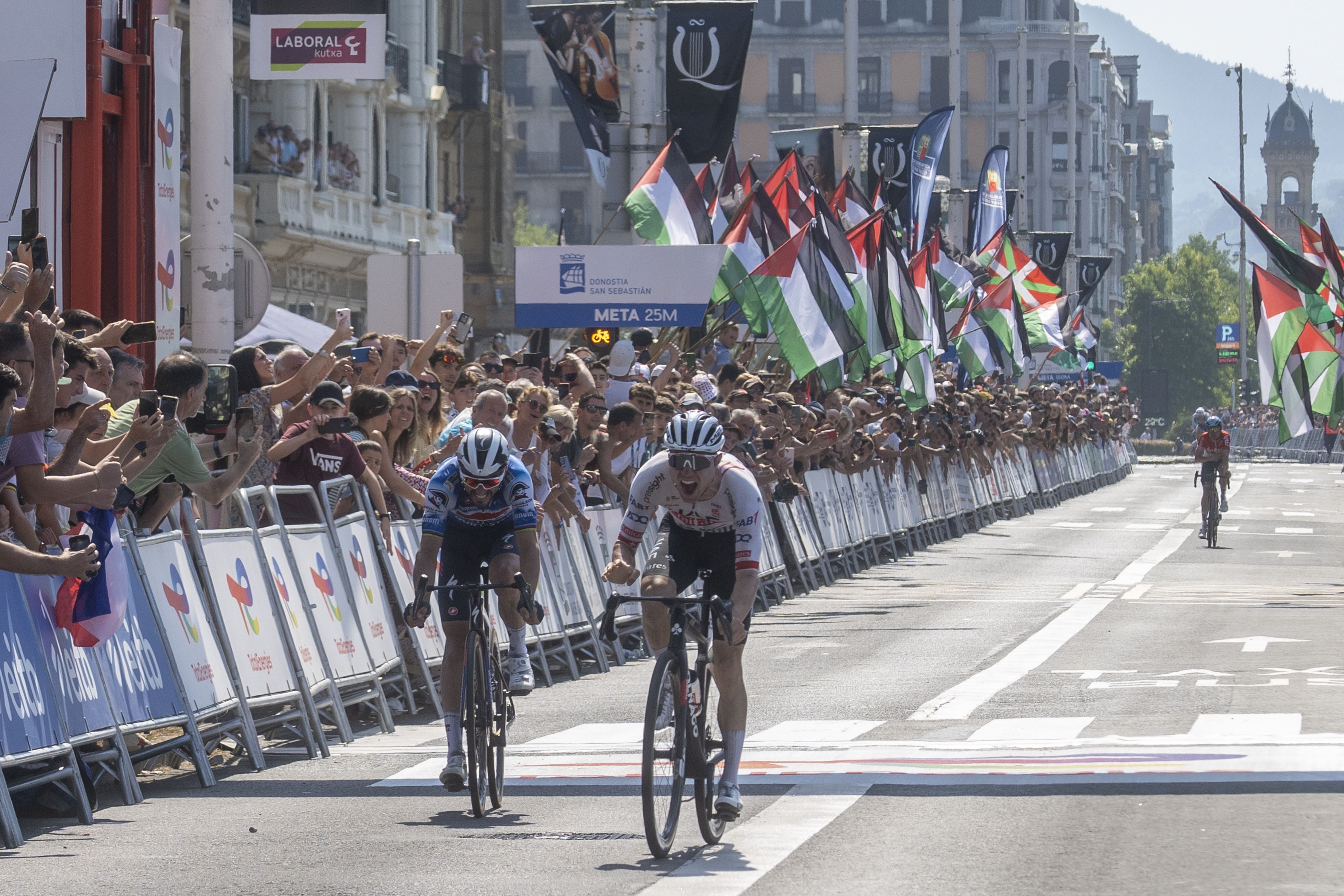 Hirschik esprintean garaitu du Alaphilippe. GORKA RUBIO / FOKU