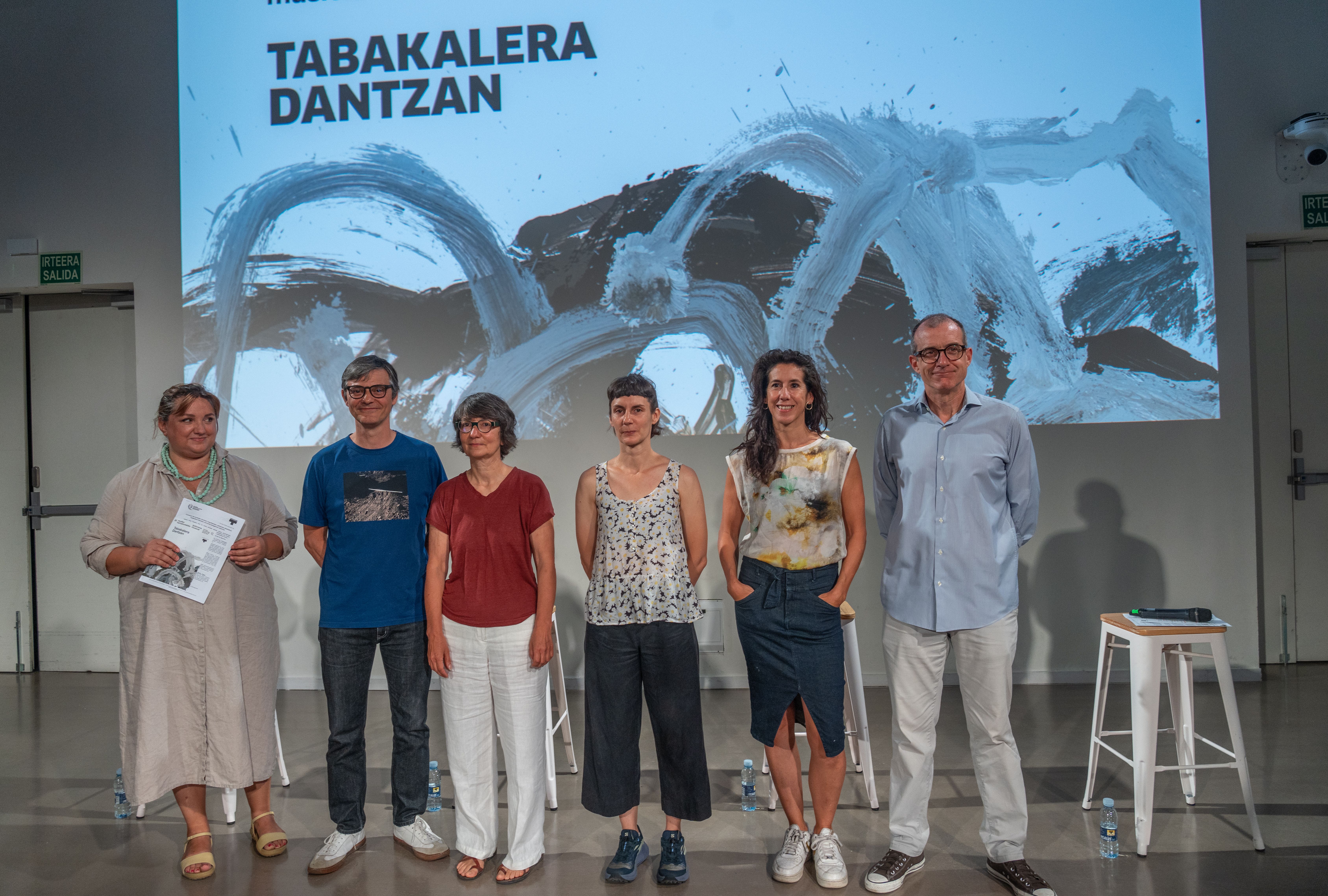 Clara Montero, Filipe Marques, Sofia Martinez, Myriam Perez, Olatz de Andres eta Patrick Alfaya, Tabakalera Dantzan zikloaren aurkezpenean, gaur, Donostiako Tabakaleran. ANDONI CANELLADA / FOKU