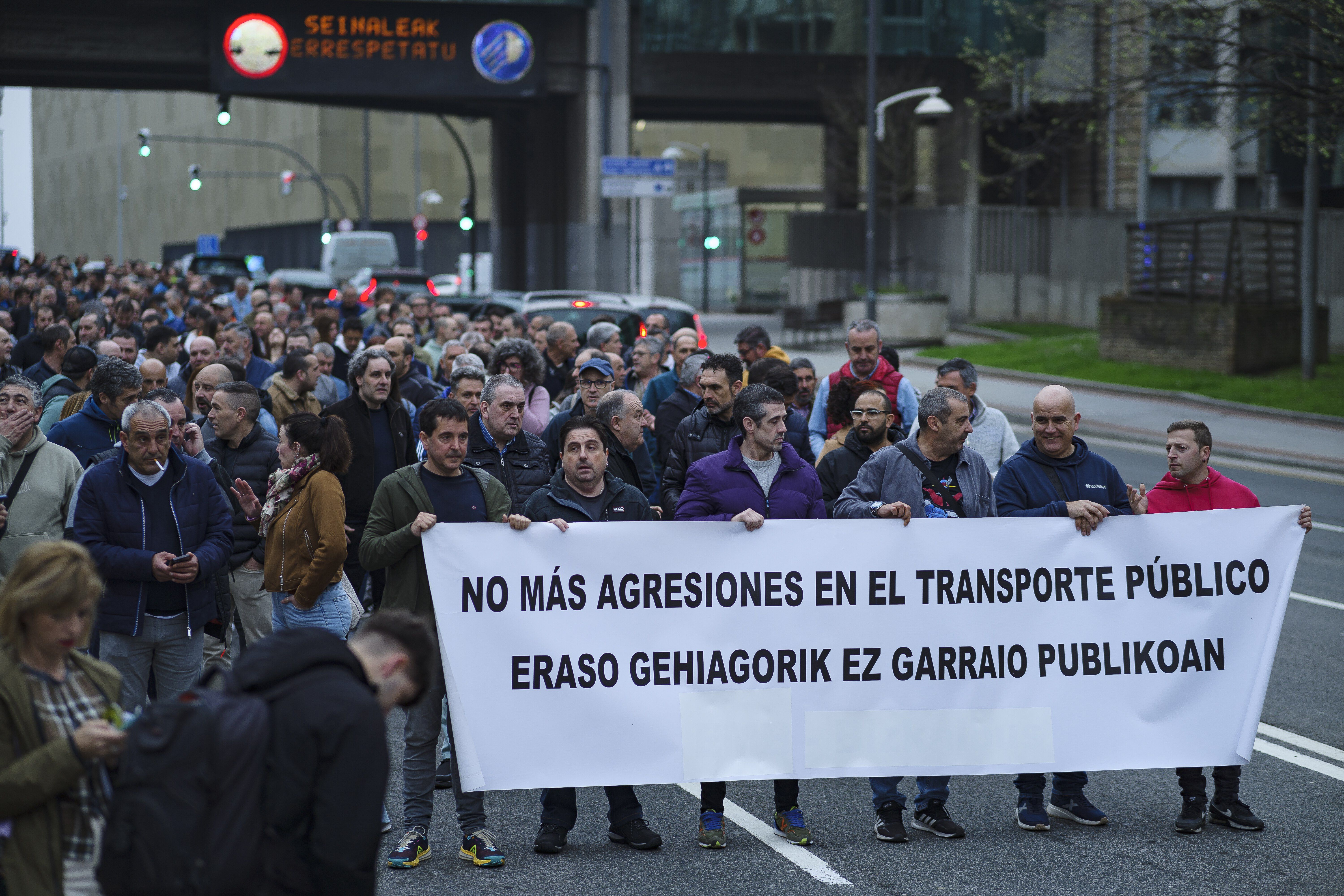 Bizkaibuseko eta Euskotreneko langileek manifestazioa egin zuten martxoan, Bilbon. ARITZ LOIOLA / FOKU