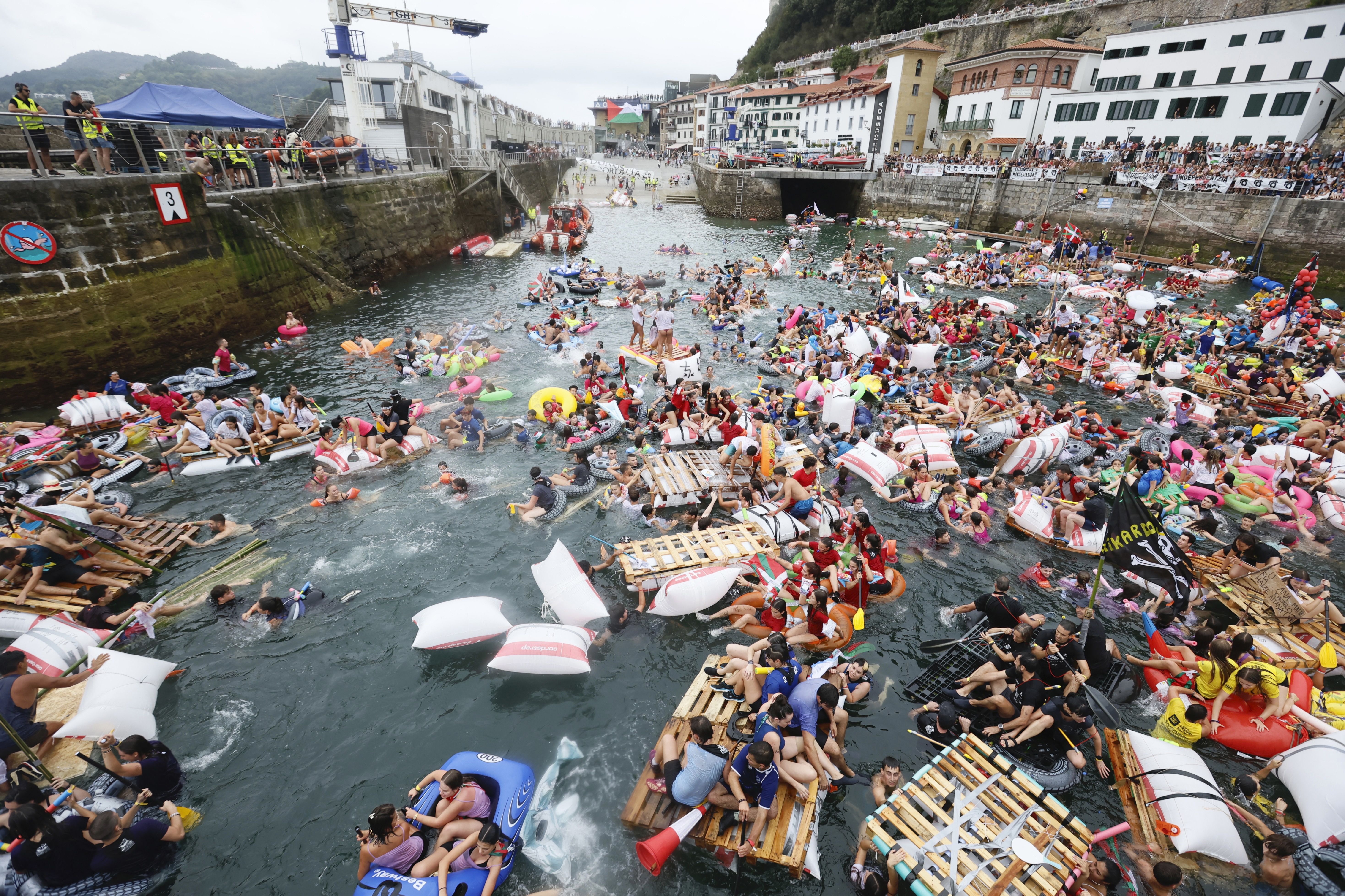 Donostiako Piratak, portutik abiatzen. JAVI COLMENERO / EFE