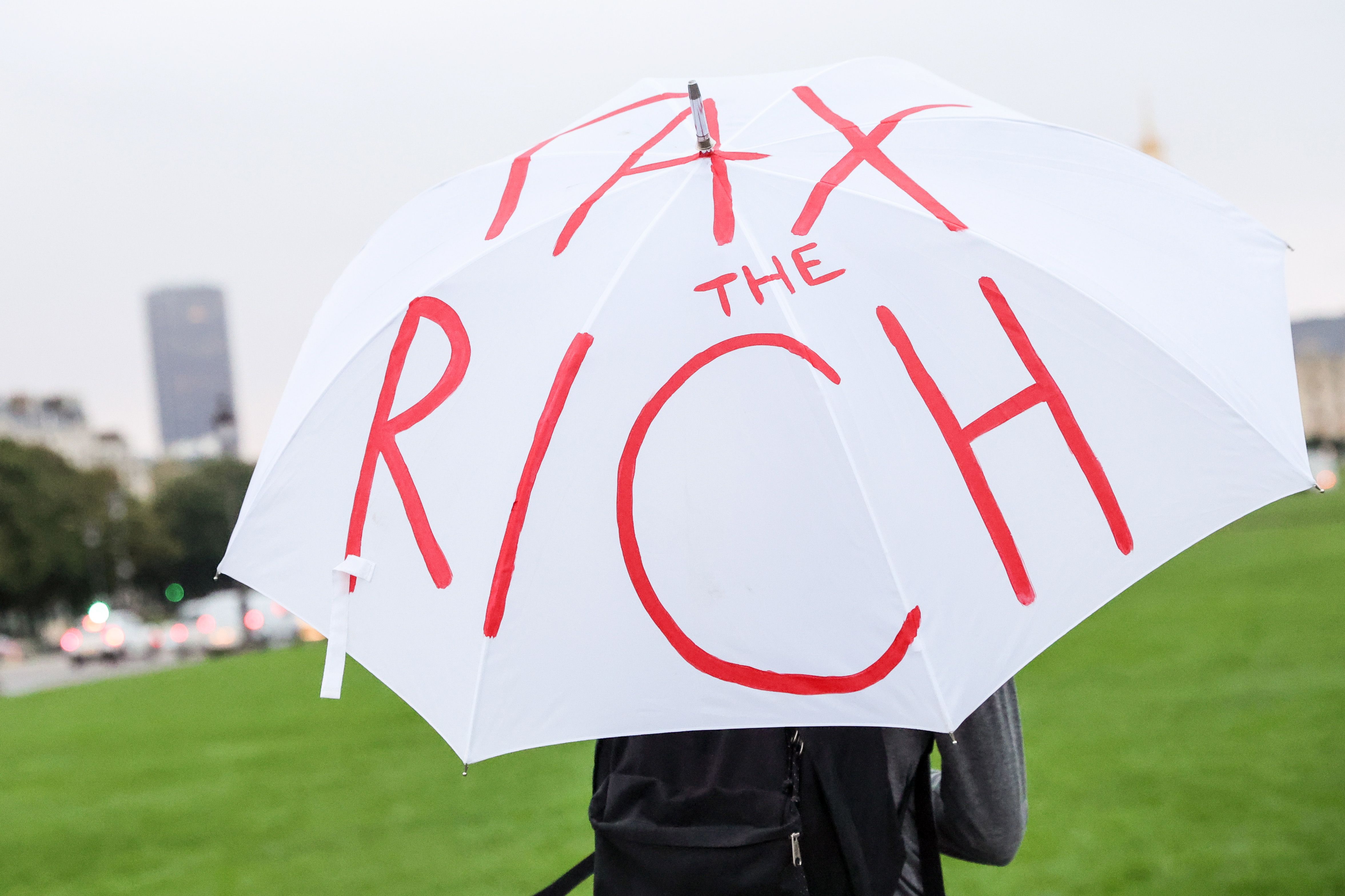 'Tax the rich' (zergapetu aberatsak) leloa askotan ari da errepikatzen nazioartean egiten diren mobilizazioetan. TERESA SUAREZ / EFE