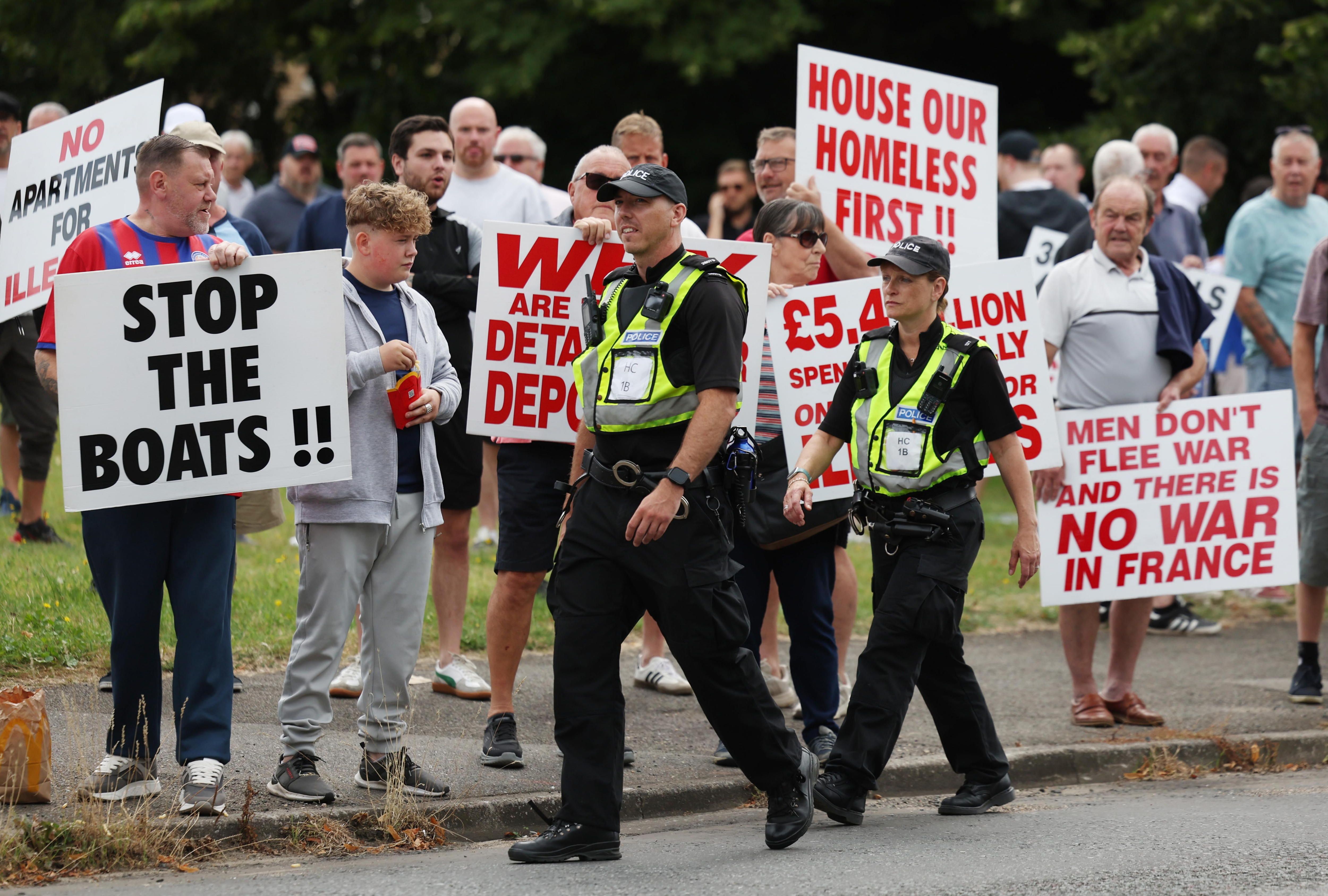 Eskuin muturreko manifestari britainiarrak Aldershoten, iragan abuztuaren 4an. NEIL HALL / EFE