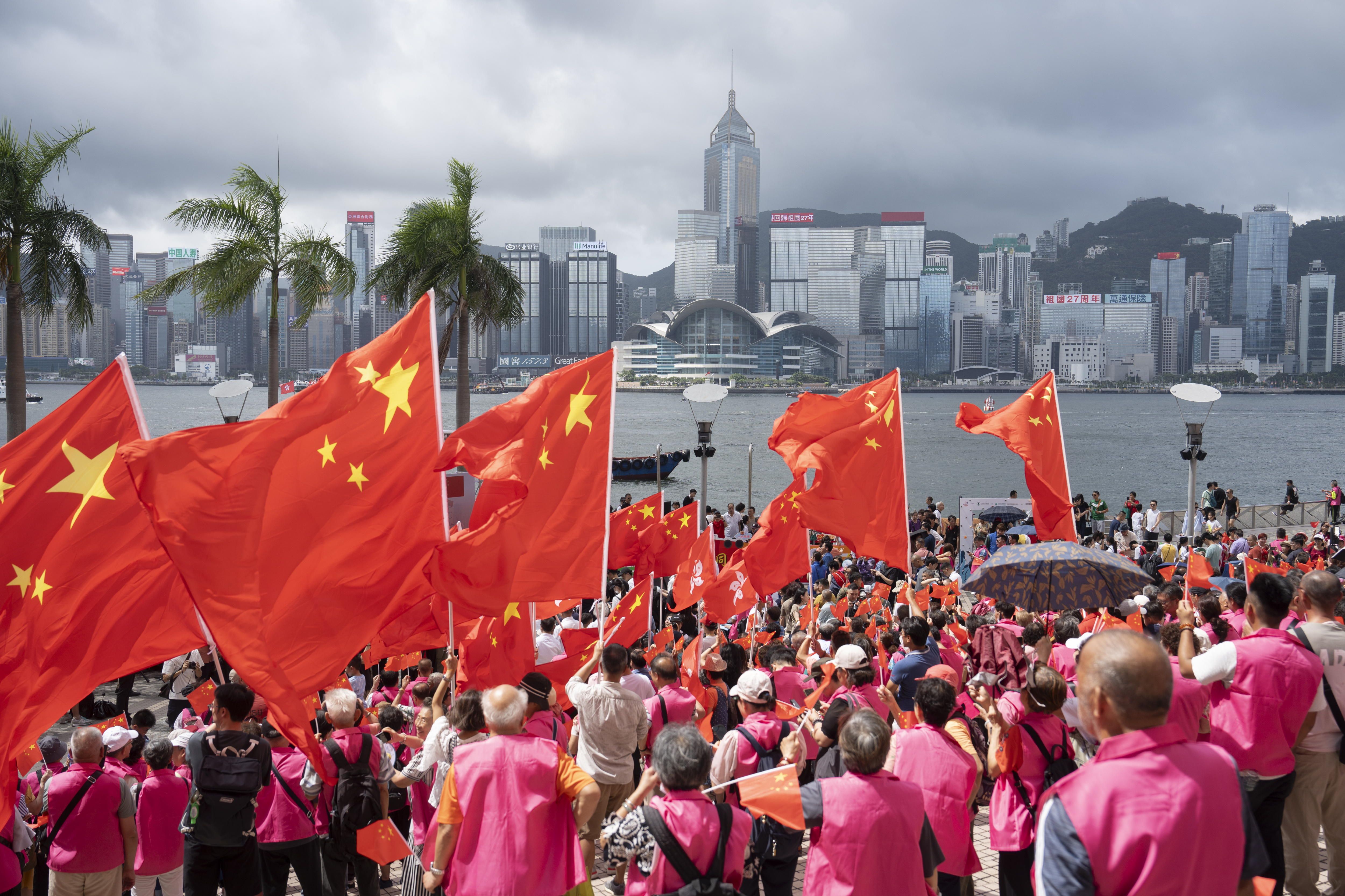 Ehunka lagun Hong Kongo kaleetan, Britainiak Hong Kong Txinaren pean utzi zueneko 27. urteurrenean, iragan ekainean. LEUNG MAI HEI / EFE