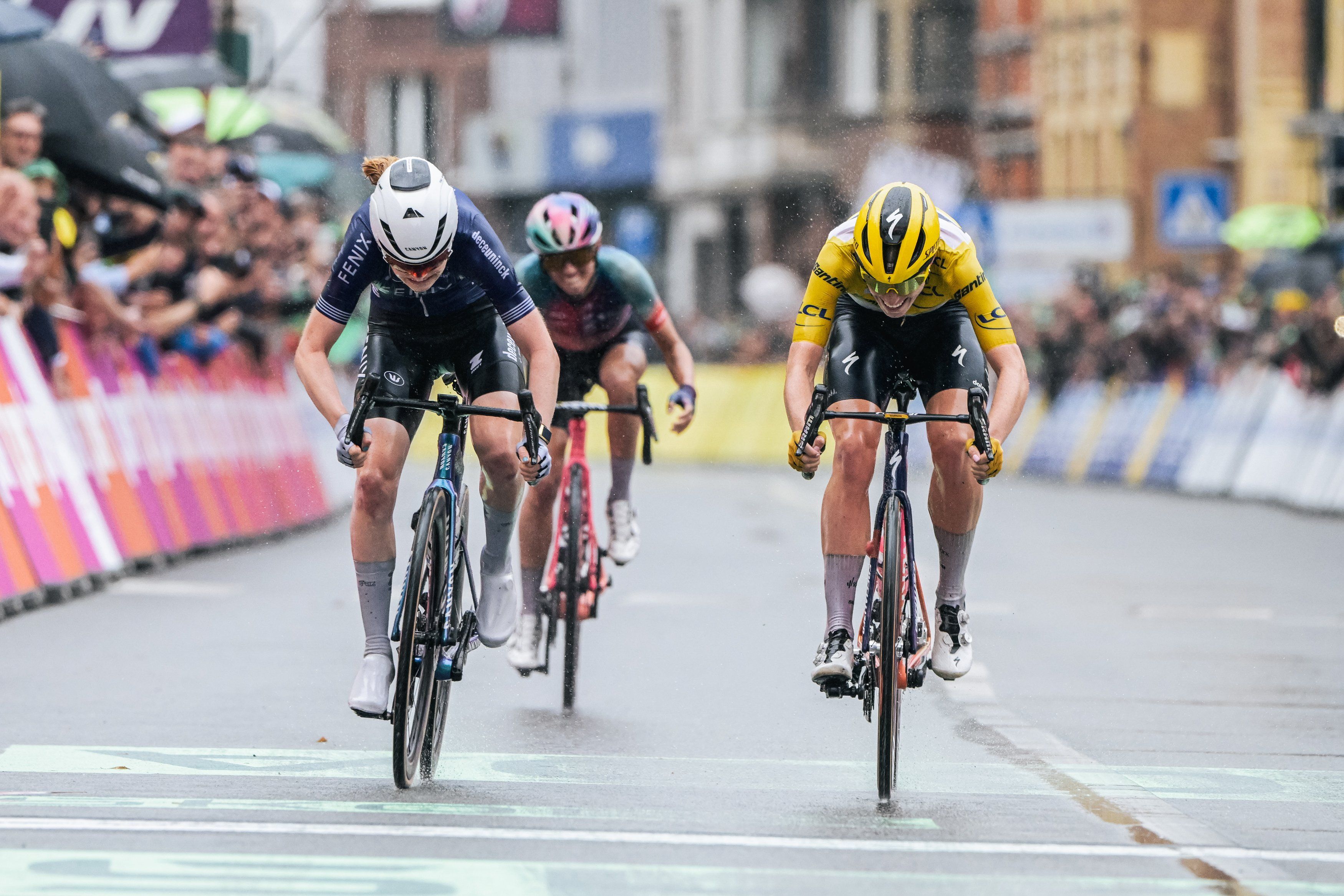 Pieterseren —ezkerrean— eta Volleringen  —eskuinean— arteko esprint estua, Liejako helmugan. Pieterse nagusitu da alde oso txikiarekin. FRANTZIAKO TOURRA