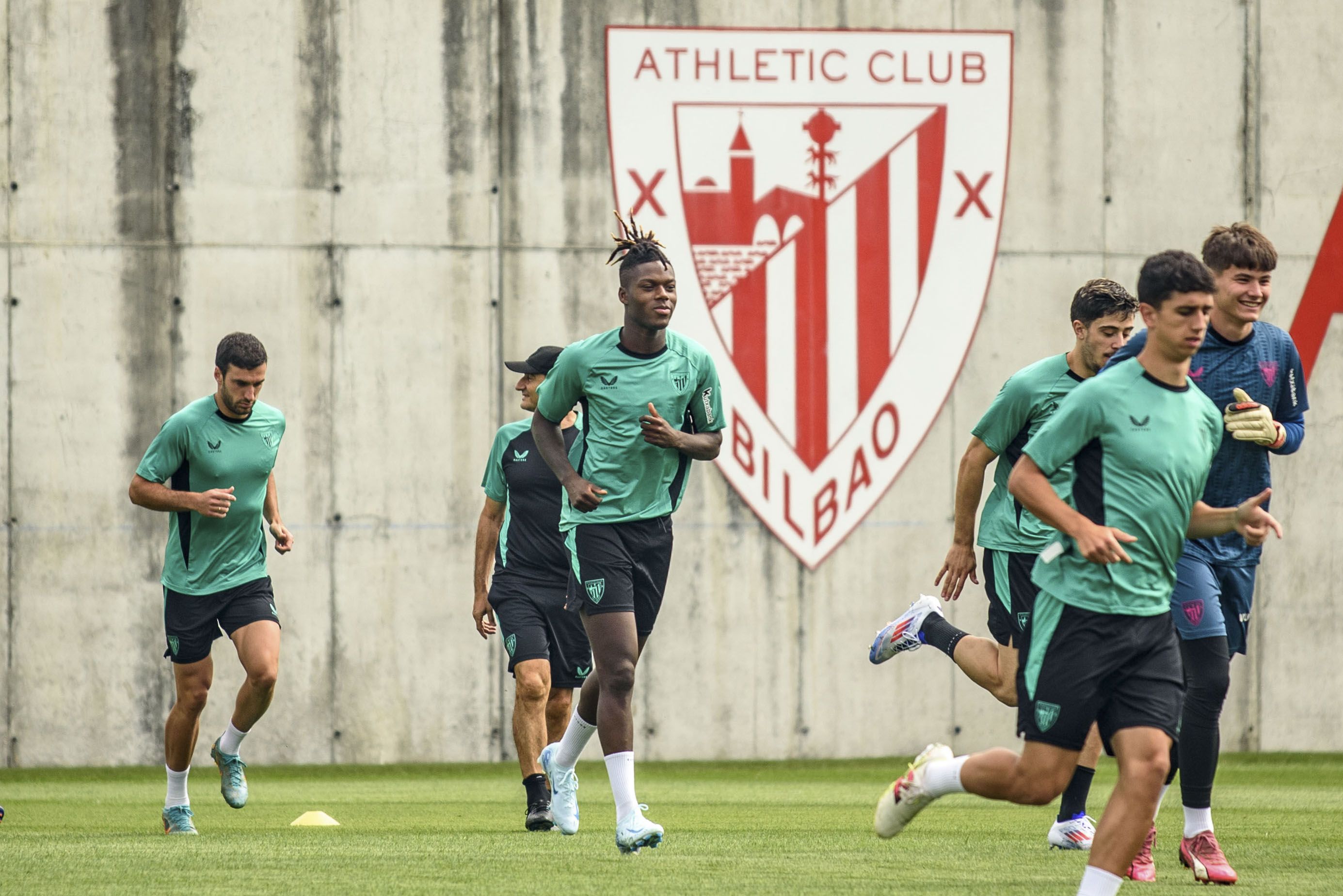 Athleticeko jokalariak entrenamendu batean, erdian Nico Williams delarik. JAVIER ZORRILLA / EFE