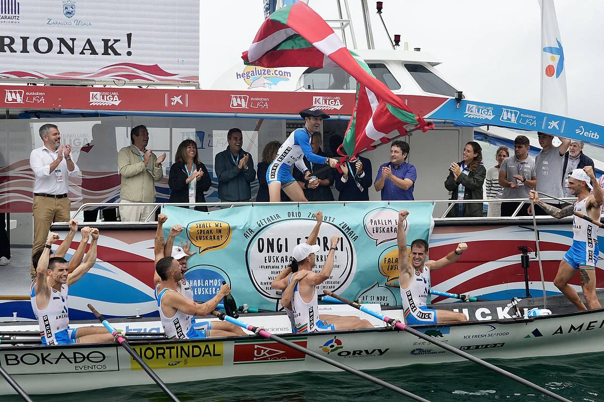 Donostiarrako arraunlariak ikurrinarekin, gaur, Zarautzen. ANDONI CANELLADA / FOKU