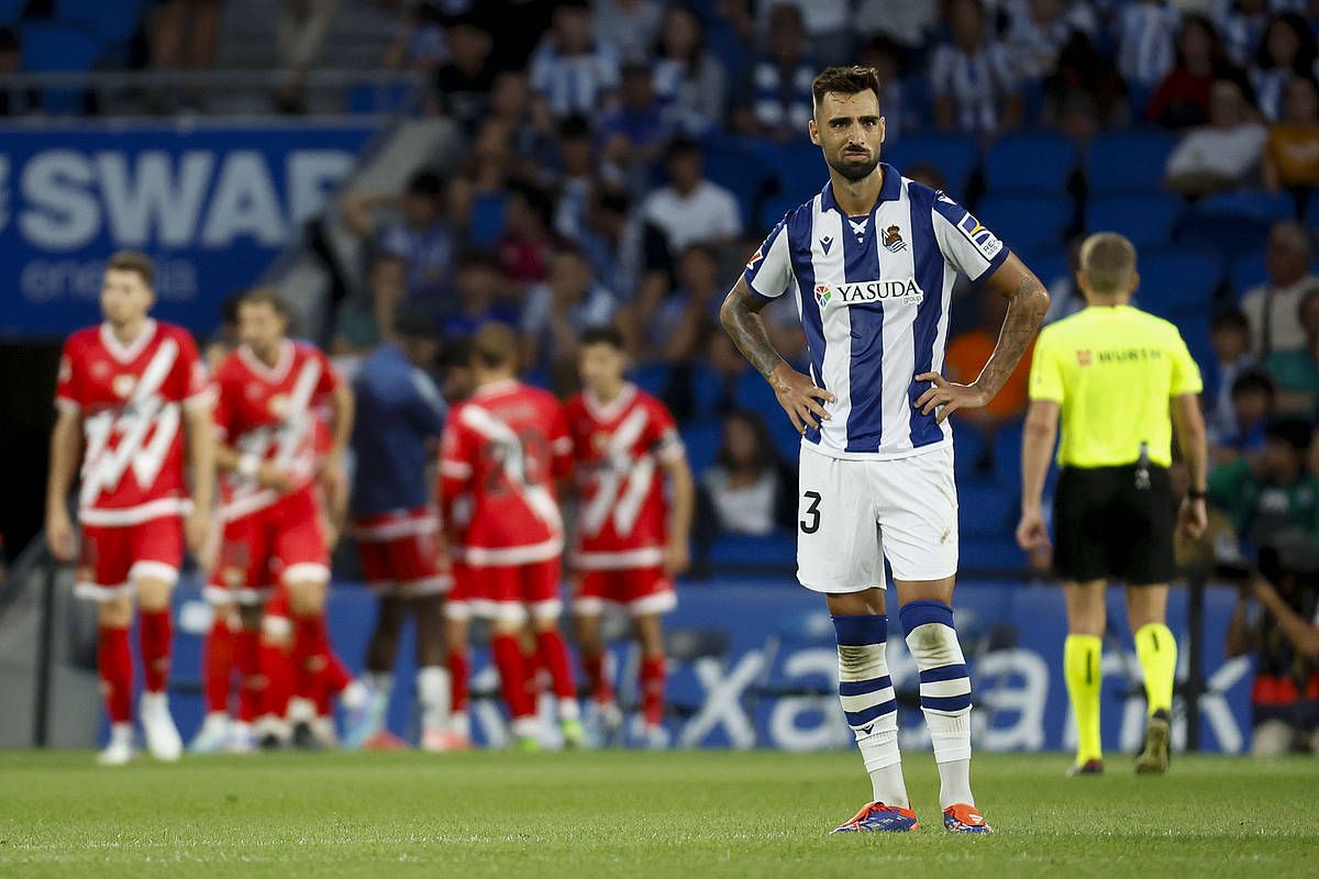 Brais Mendez Anoetan, gaur, Rayoren goletako baten ostean. JAVIER ETXEZARRETA / EFE