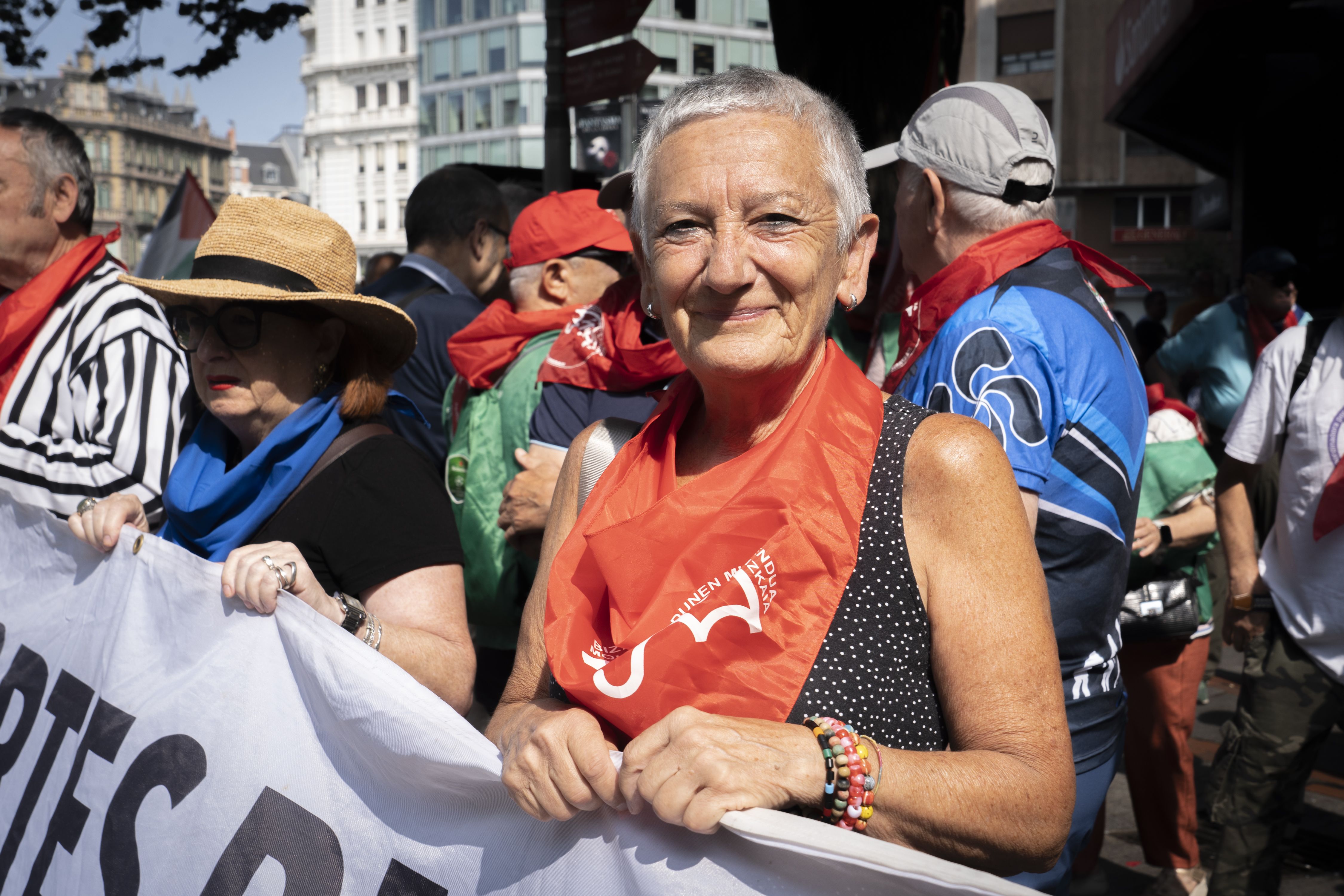 Ana Mezo Basaras Bilboko Moiua plazan, pentsiodunen protestan, atzo eguerdian. GORKA RUBIO / FOKU