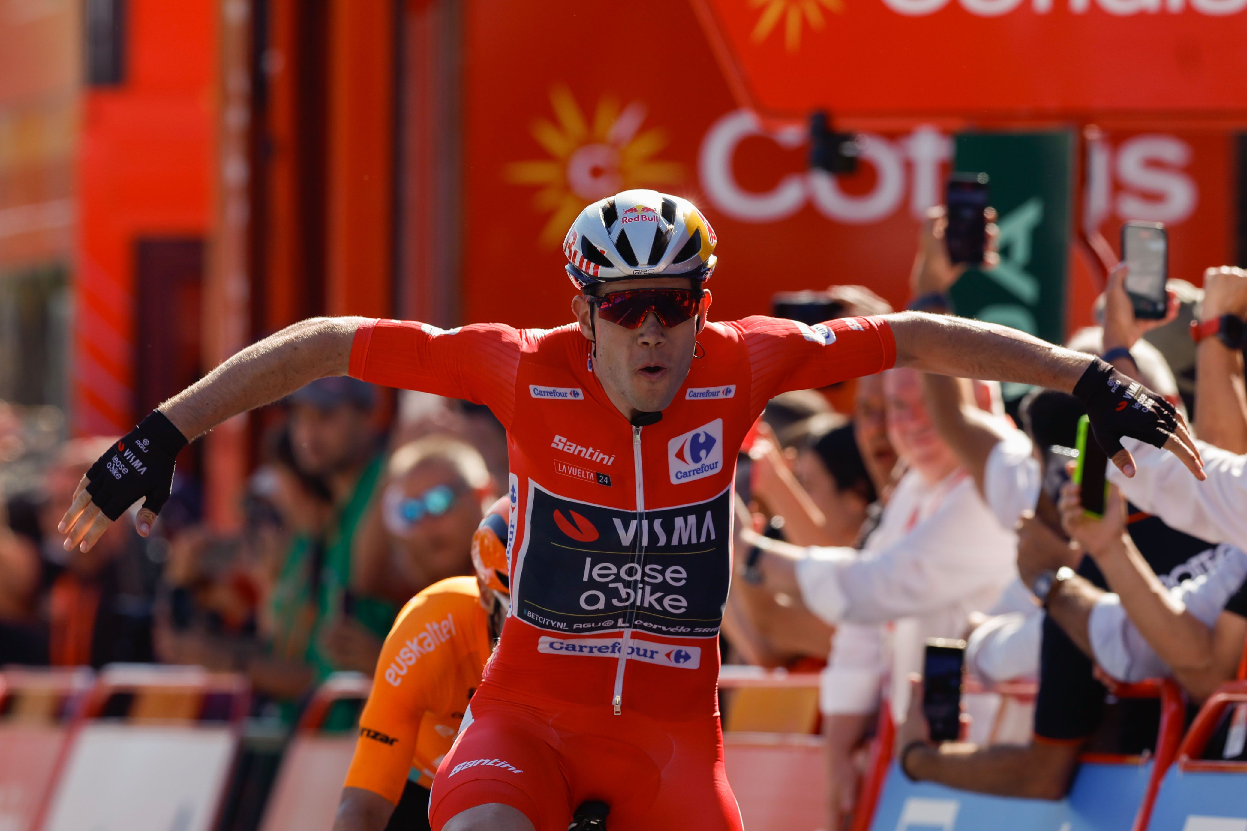 Van Aert garaipena ospatzen, Castelo Brancoko helmugan. Atzean, Aberasturi. JAVIER LIZON / EFE