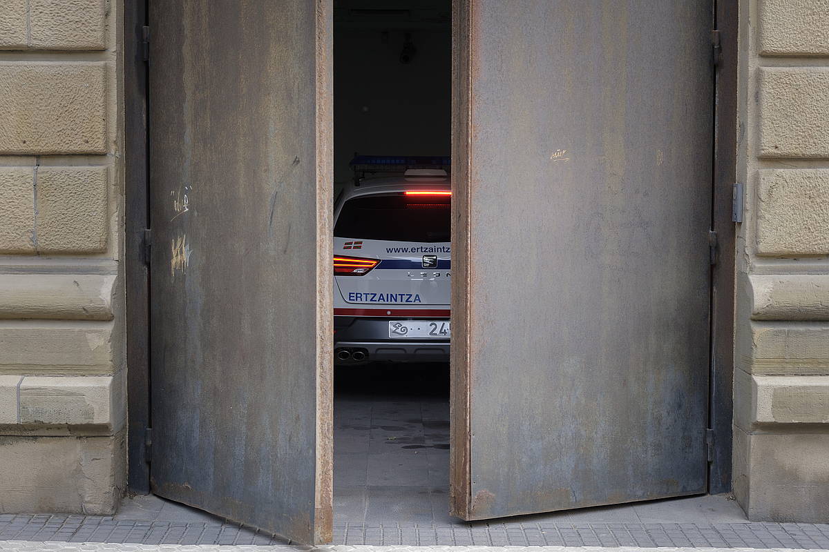 Ertzaintzaren auto bat Donostiako epaitegira sartzen, artxiboko irudi batean. JON URBE / FOKU