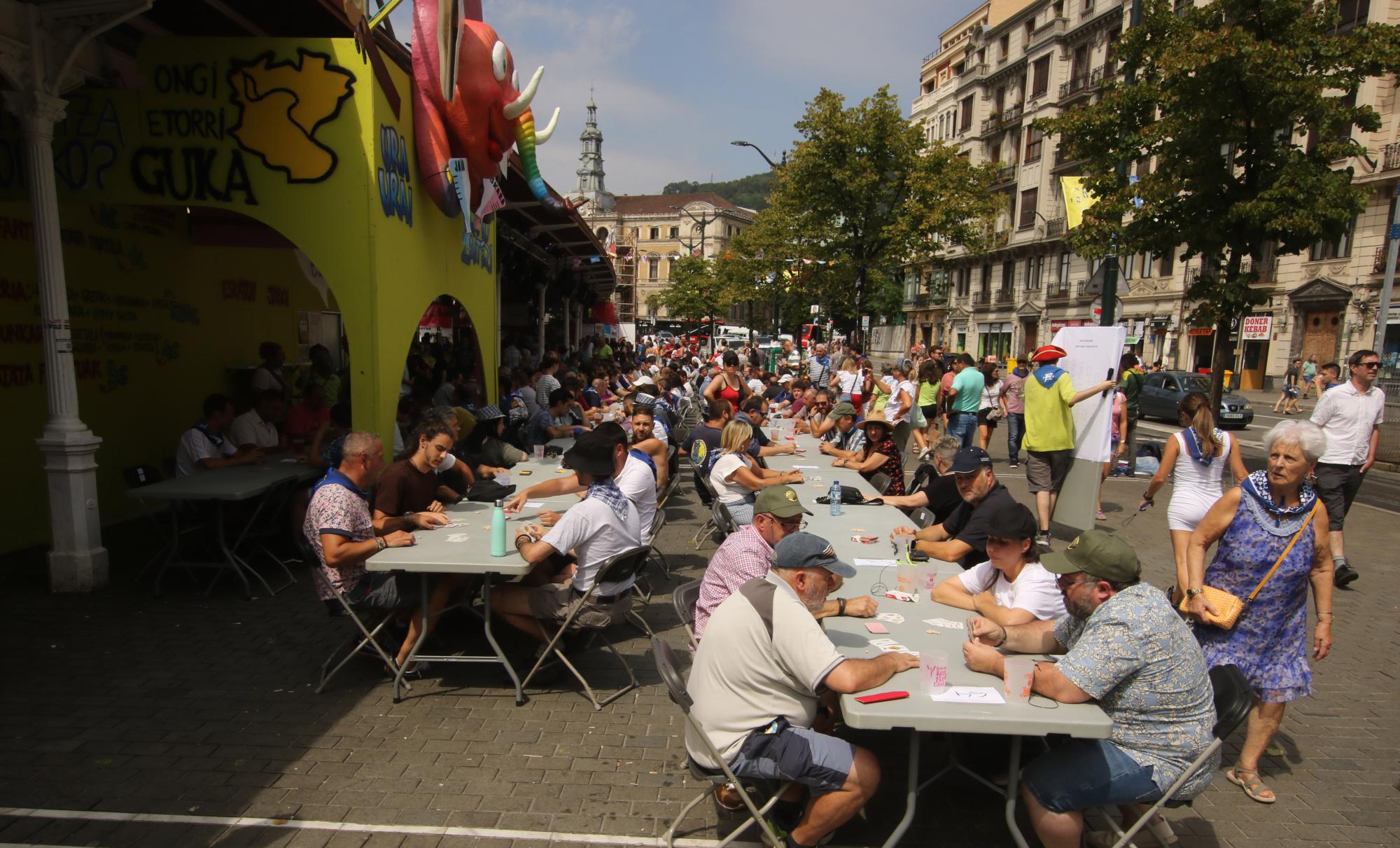 Bilboko Aste Nagusiko 26. Mus Txapelketa, atzo, Hor Dago Abante konpartsaren txosnan. OSKAR MATXIN EDESA / FOKU