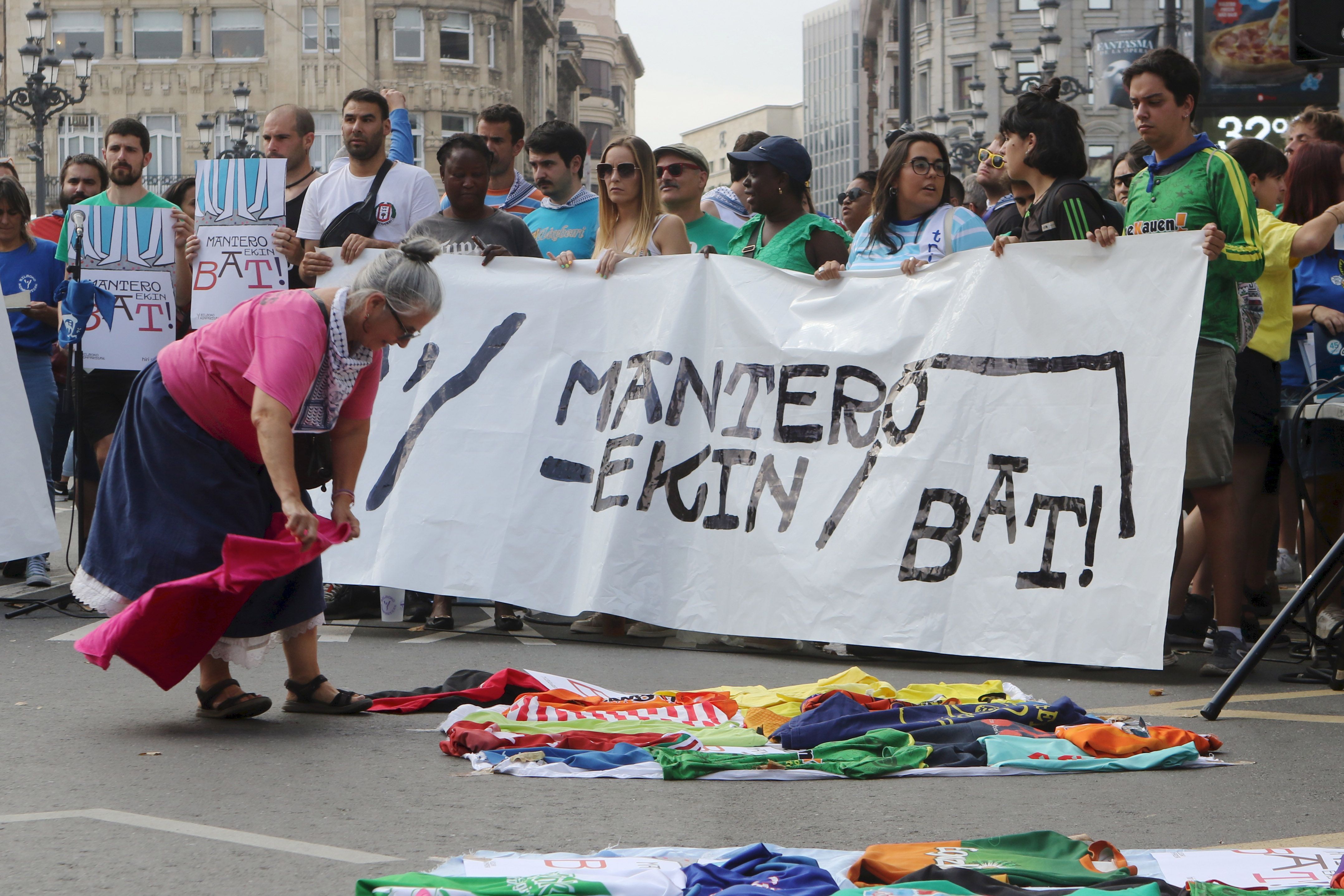 Bilboko Konpartsek agerraldia egin dute gaur, kaleko saltzaileei elkartasuna adierazteko. OSKAR MATXIN EDESA / FOKU