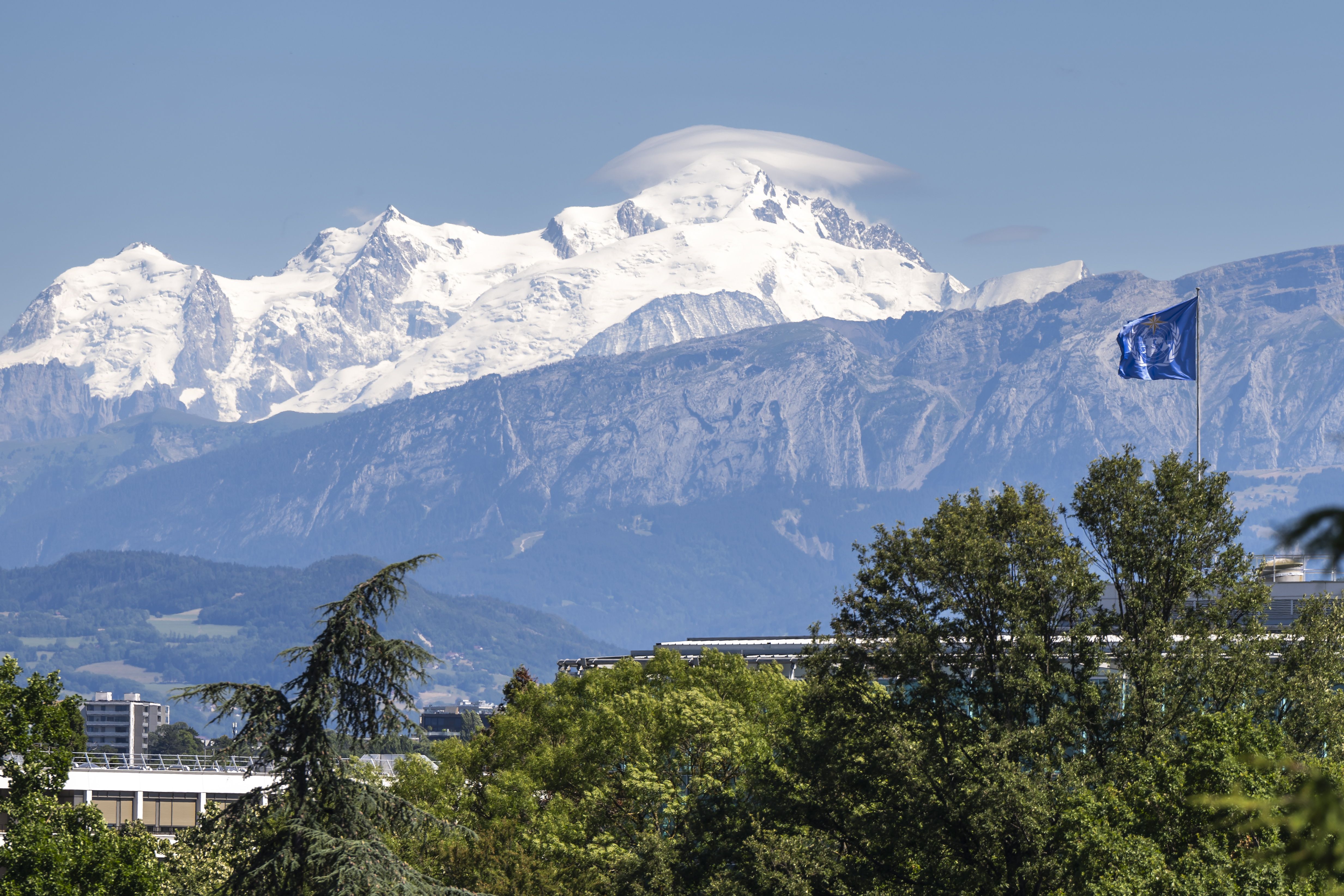 Mont Blanc mendia, artxiboko irudi batean. MARTIAL TREZZINI / EFE