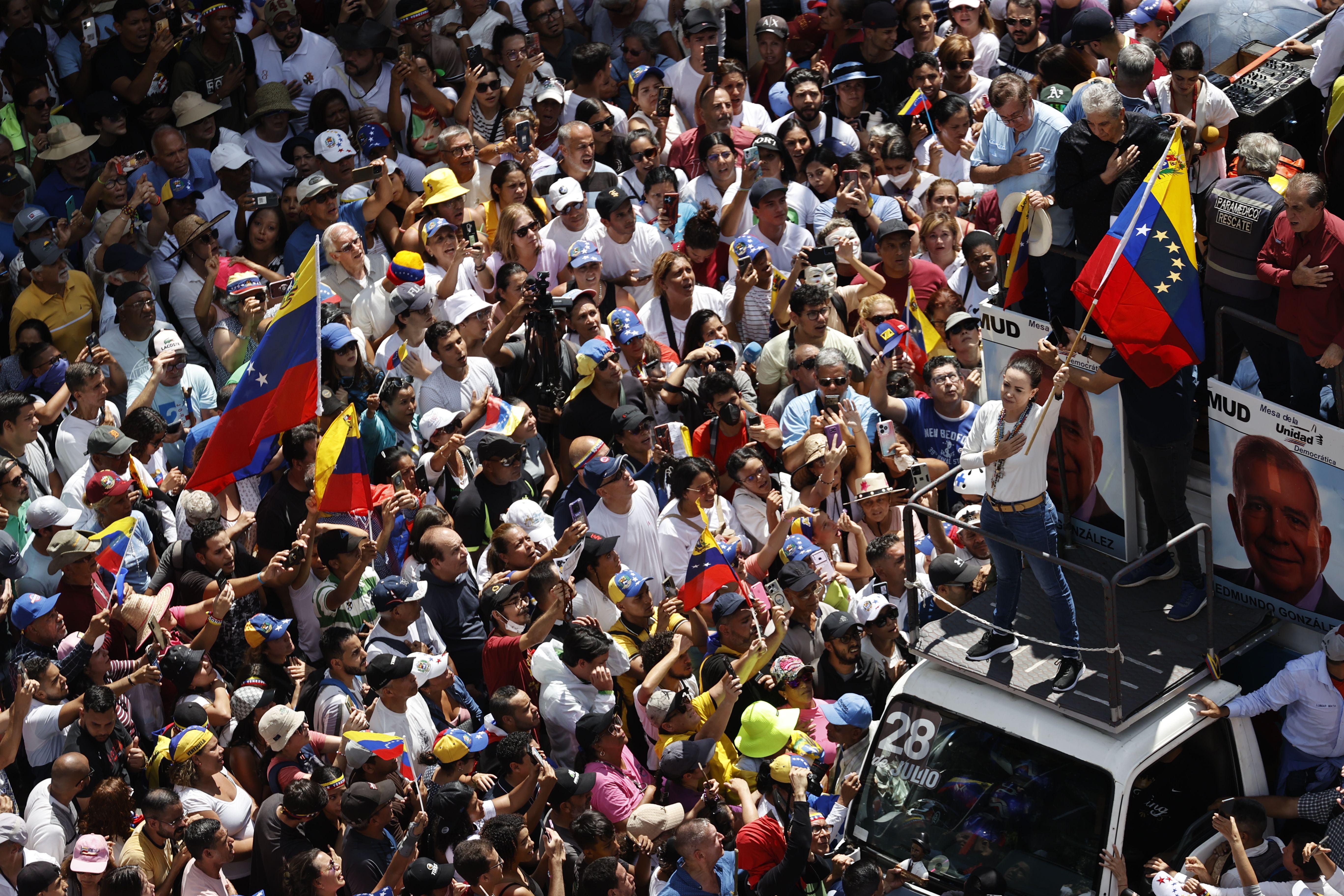 Oposizioko buru Maria Corina Machado, eskuan Venezuelako bandera bat duela, joan den larunbatean, Caracasen. MIGUEL GUTIERREZ / EFE