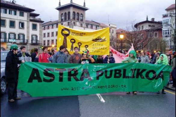 Gernikako gazte asanbladaren manifestazioa, eraikina okupatu eta bortz egunera. LEA-ARTIBAI ETA MUTRIKUKO HITZA 