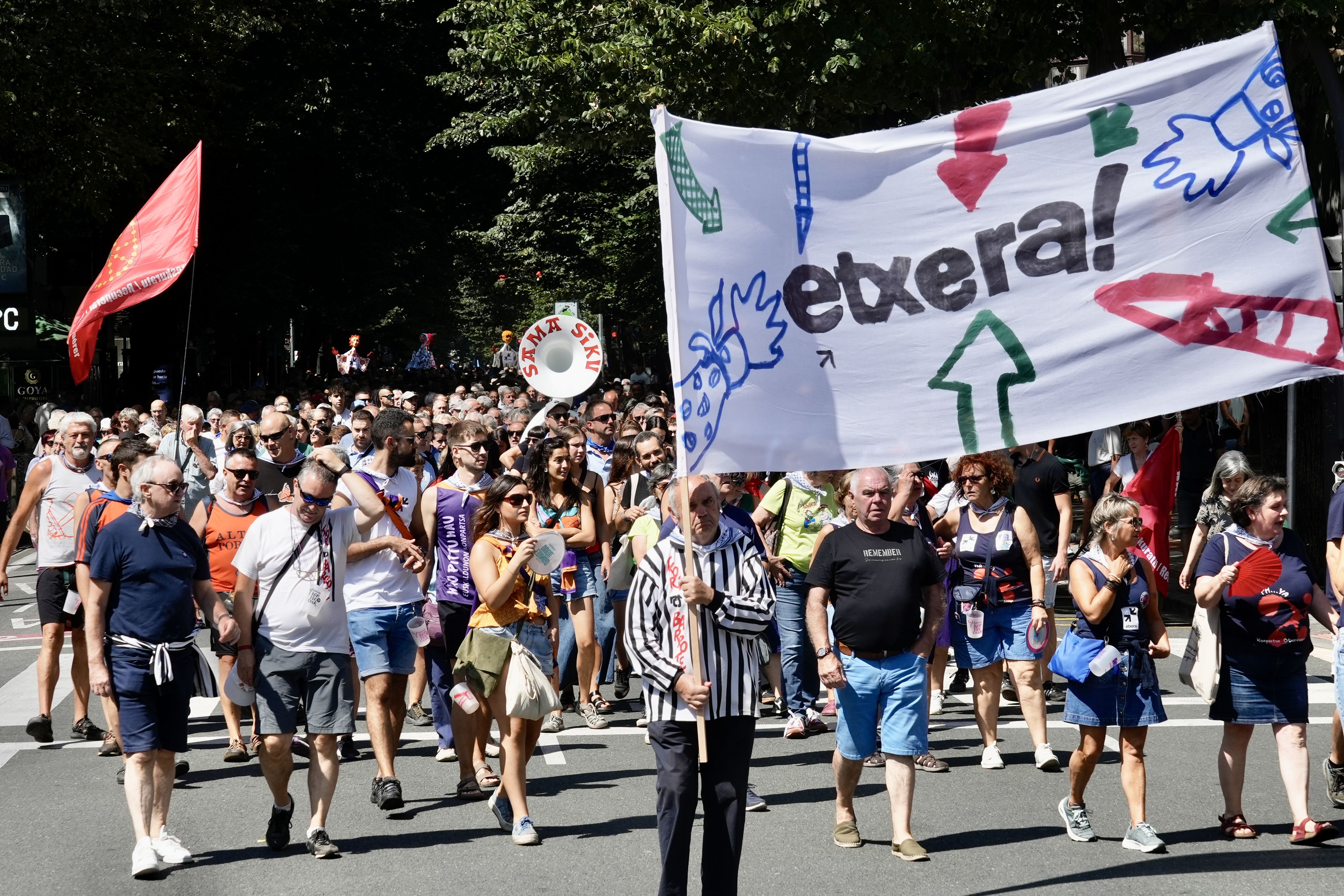 Sare Herritarrak deituta, mobilizazioa egin dute gaur Bilboko Aste Nagusian. ANDONI CANELLADA / FOKU