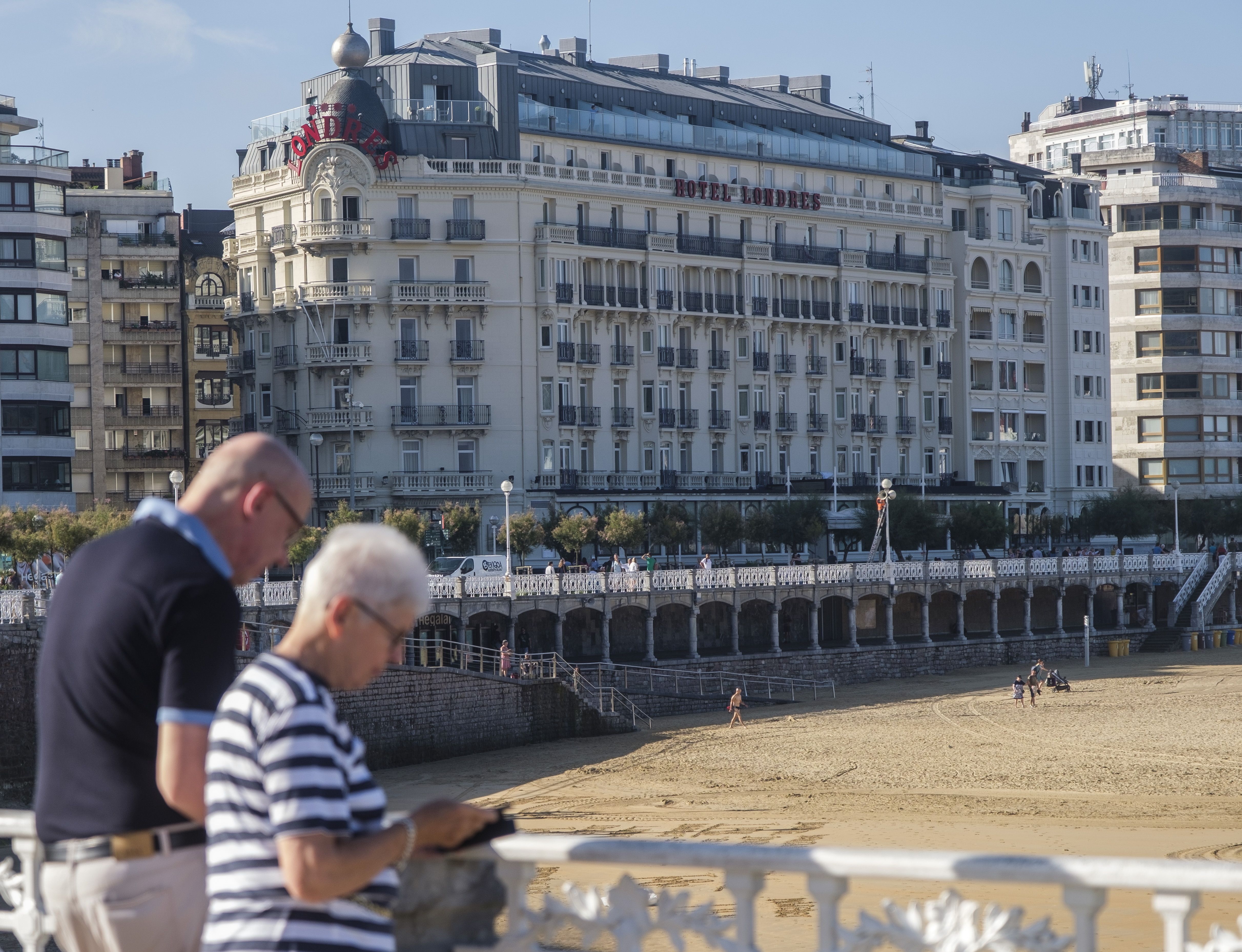 Turista batzuk Donostian, Londres hotelaren aurrean, artxiboko argazki batean. JON URBE / FOKU