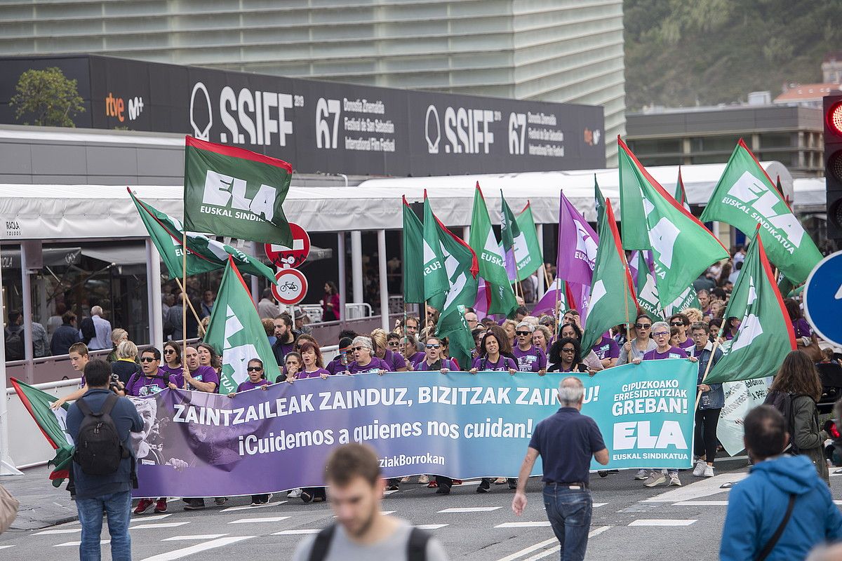 Gipuzkoako zahar etxeetako langileen manifestazioa, atzo, Kursaaletik igaro zenean. JUAN CARLOS RUIZ / FOKU.