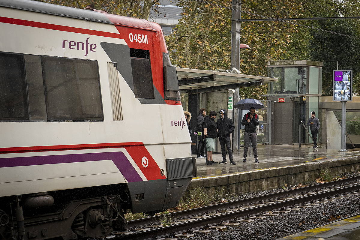 Renferen aldirietako tren bat Groseko geltokian, iaz. GORKA RUBIO / FOKU