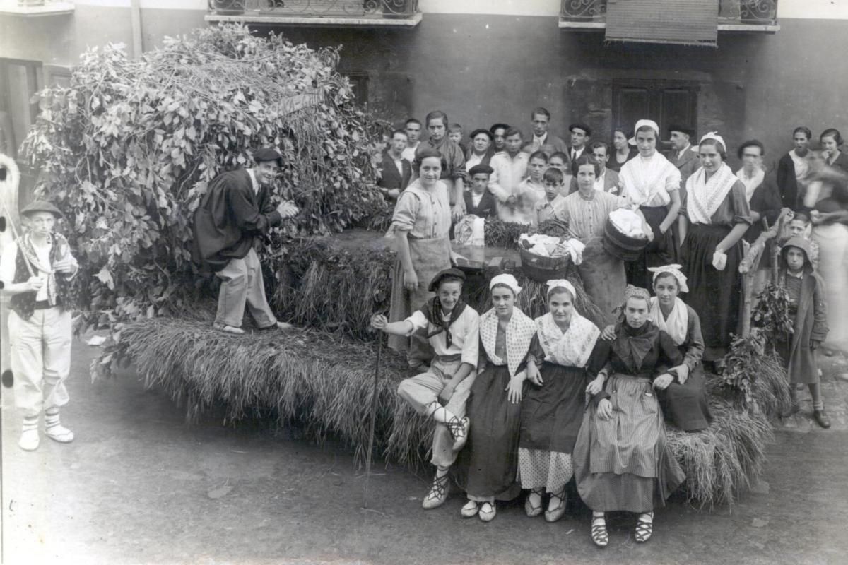 1935eko Zarauzko euskal jaian lagun talde bati karrozarekin ateratako argazki bat. ZARAUZKO UDAL ARGAZKI ARTXIBOA