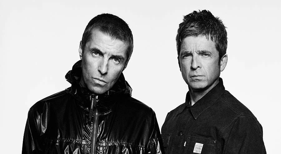 Noel eta Liam Gallagher, Oasis taldeko kideak, 2025eko bira iragartzeko irudian. SIMON EMMET/FEAR PR/EFE