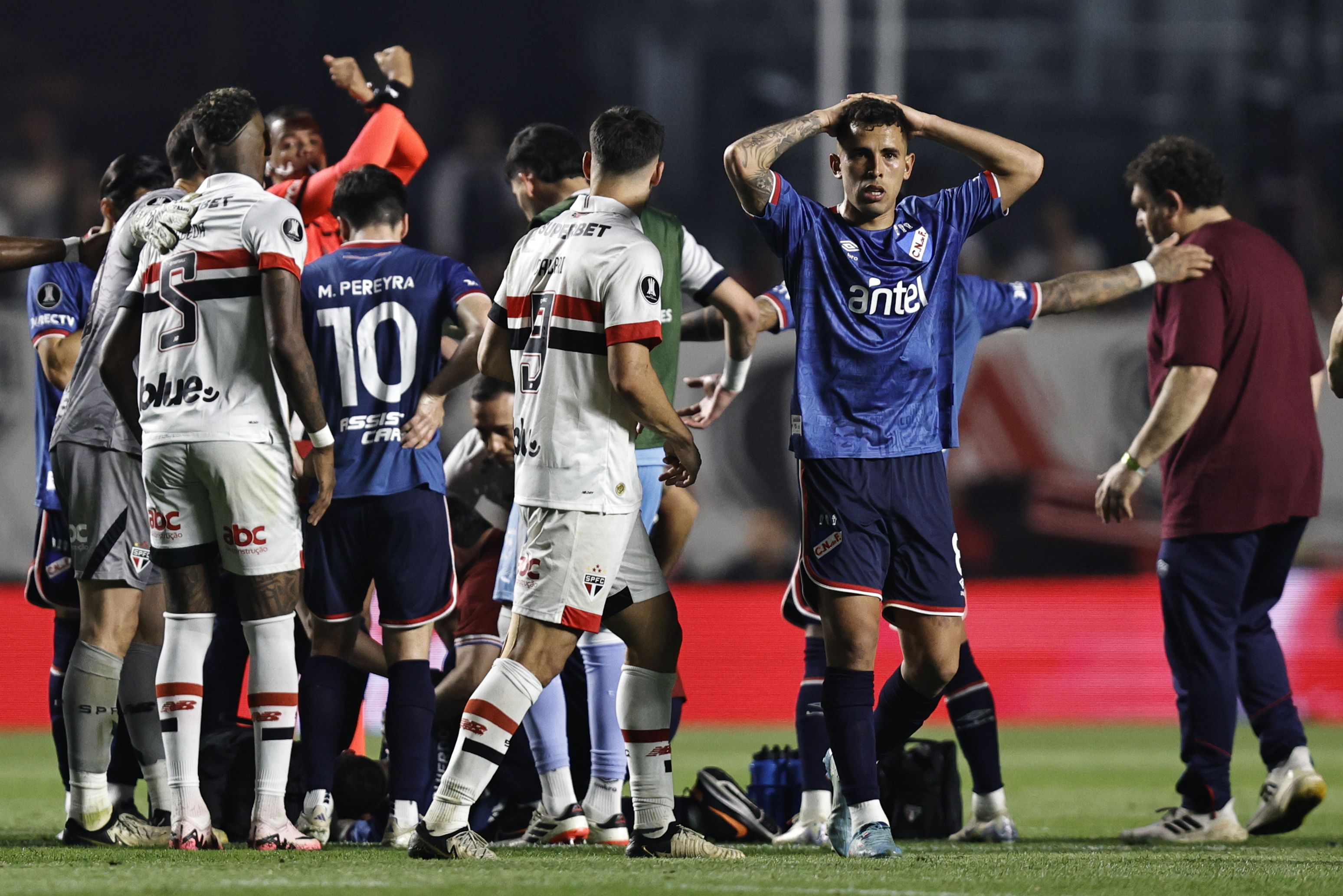 Nacionaleko eta Sao Pauloko futbol jokalariak, Libertadores kopako osteguneko partidan, Izquierdok konortea galdu ondoren. ISAAC FONTANA / EFE