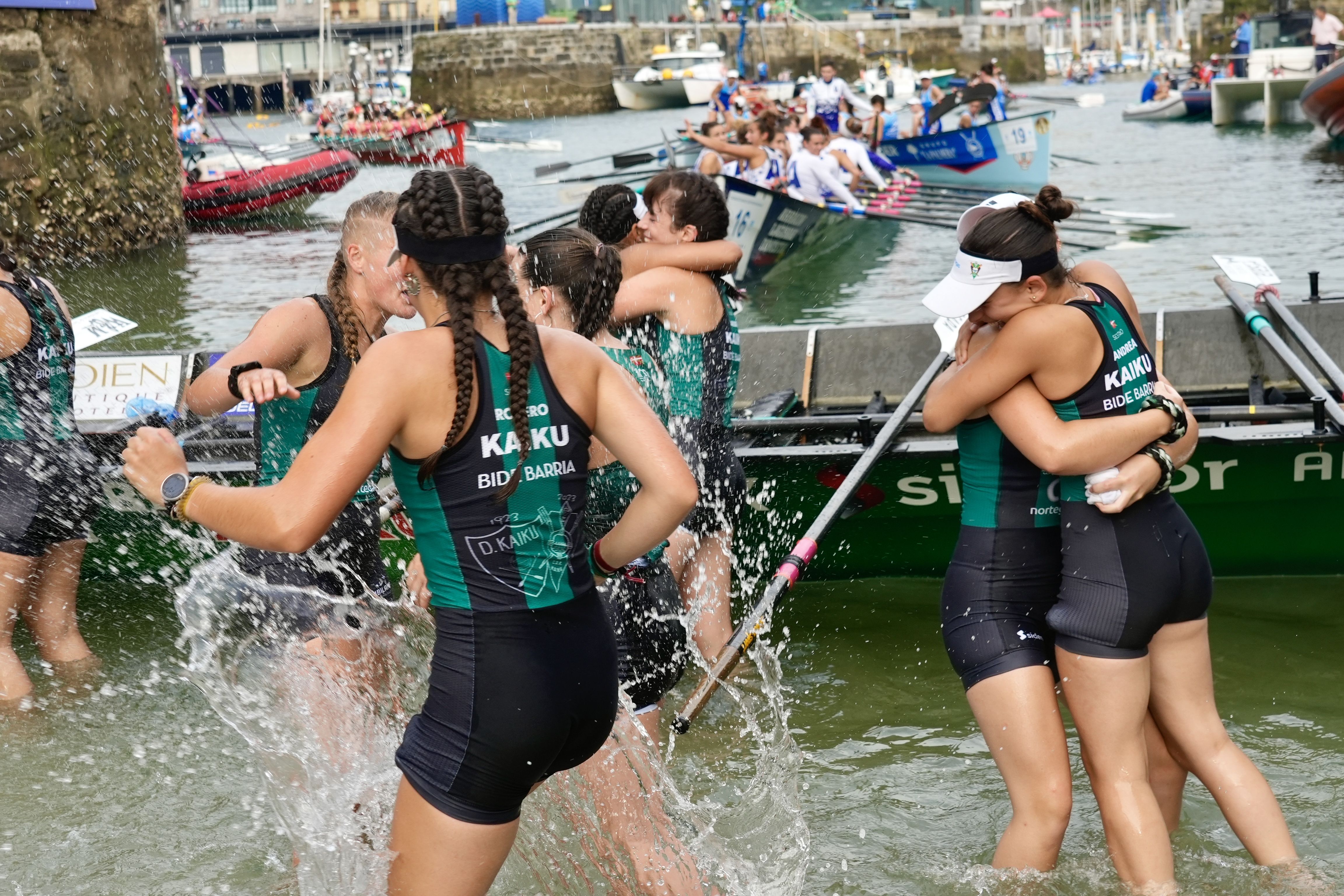 Kaikuko arraunlariak sailkapena ospatzen Donostiako portuko arrapalan. ANDONI CANELLADA / FOKU