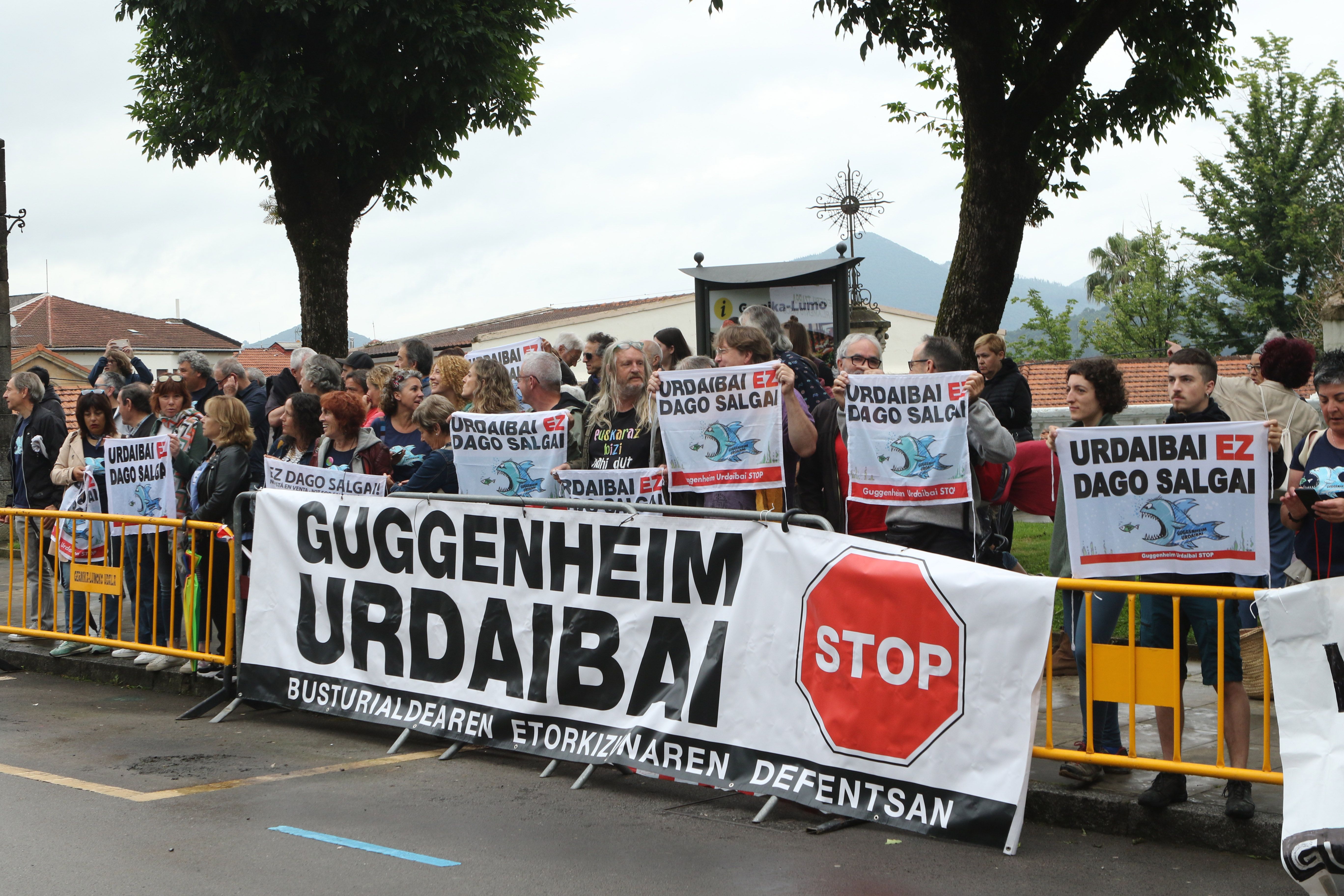 Guggenheim Urdaibai Stop plataformaren protesta, Imanol Pradalesek lehendakari karguaren zina egin zuenean. OSKAR MATXIN EDESA / FOKU