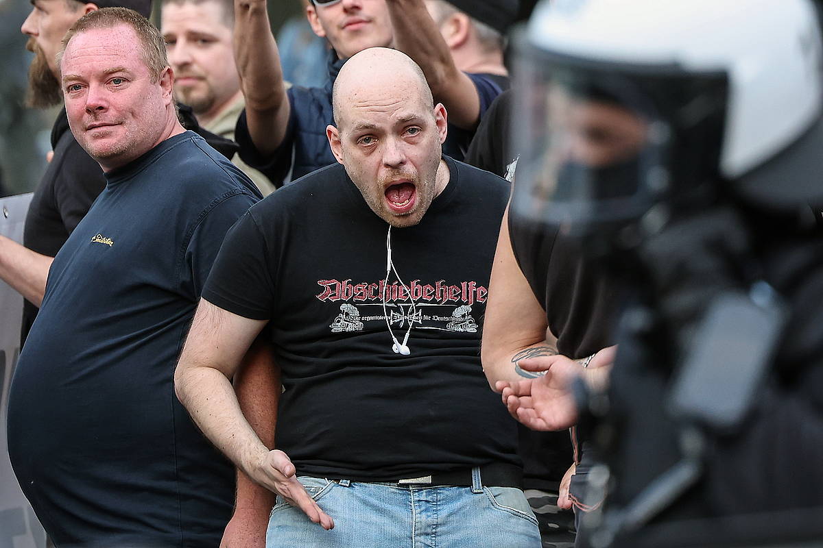 Eskuin muturreko manifestari bat Alemaniako Solingen hirian, iragan astean hiri horretan gertatutako atentatuaren harira protestan. CHRISTOPHER NEUNDORF / EFE