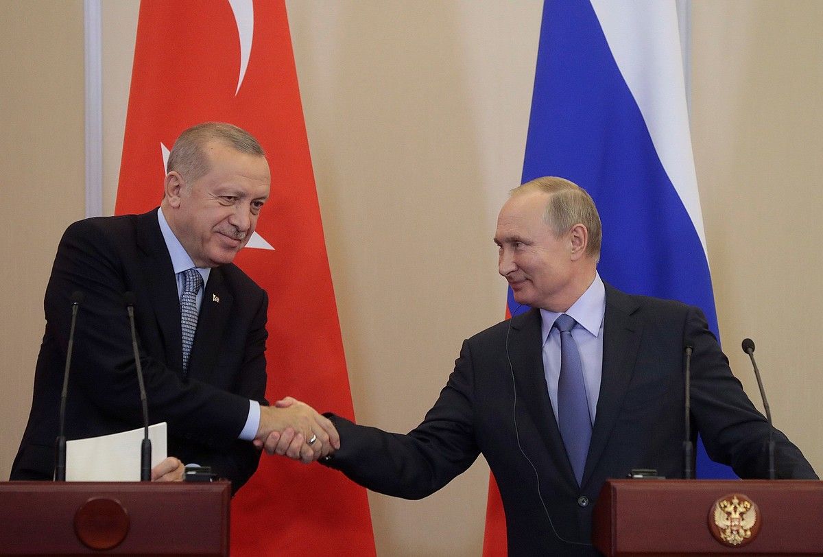 Erdogan Turkiako presidentea eta Putin Errusiakoa, atzo, Sotxin, bileraren ostean. SERGEI CHIRIKOV / POOL / EFE.