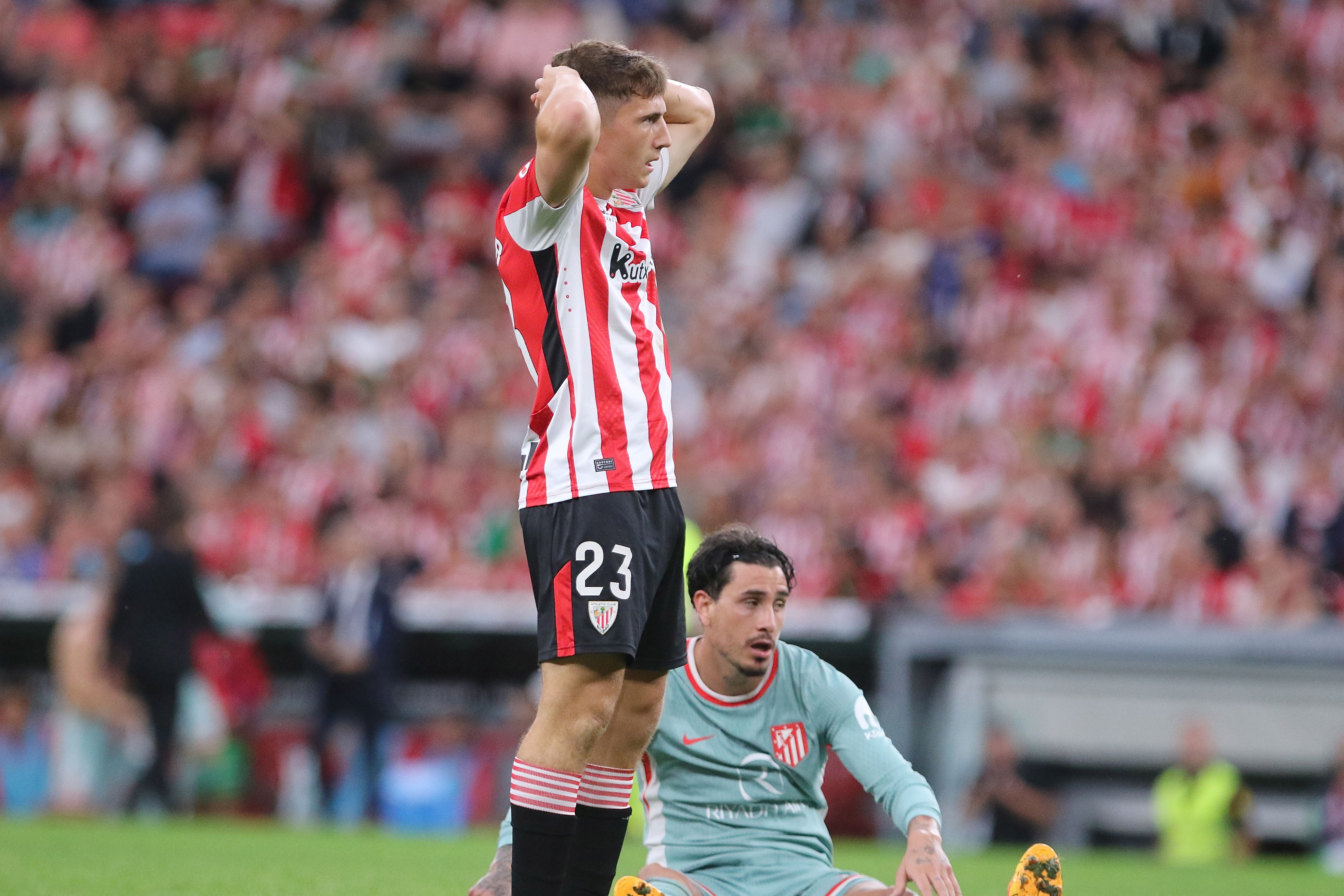 Mikel Jauregizar Athleticeko jokalaria, eskuak buruan dituela, gaurko partidan. OSKAR MATXIN EDESA / FOKU