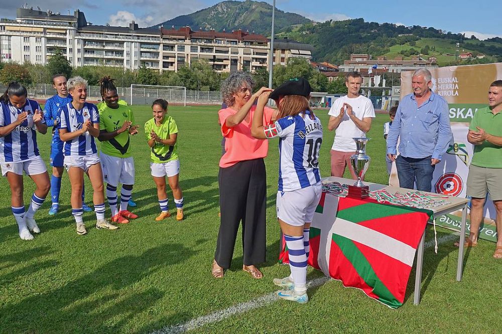 Nerea Eizagirreri txapela jartzen, gaur, Tolosan. GOTZON ARANBURU / FOKU