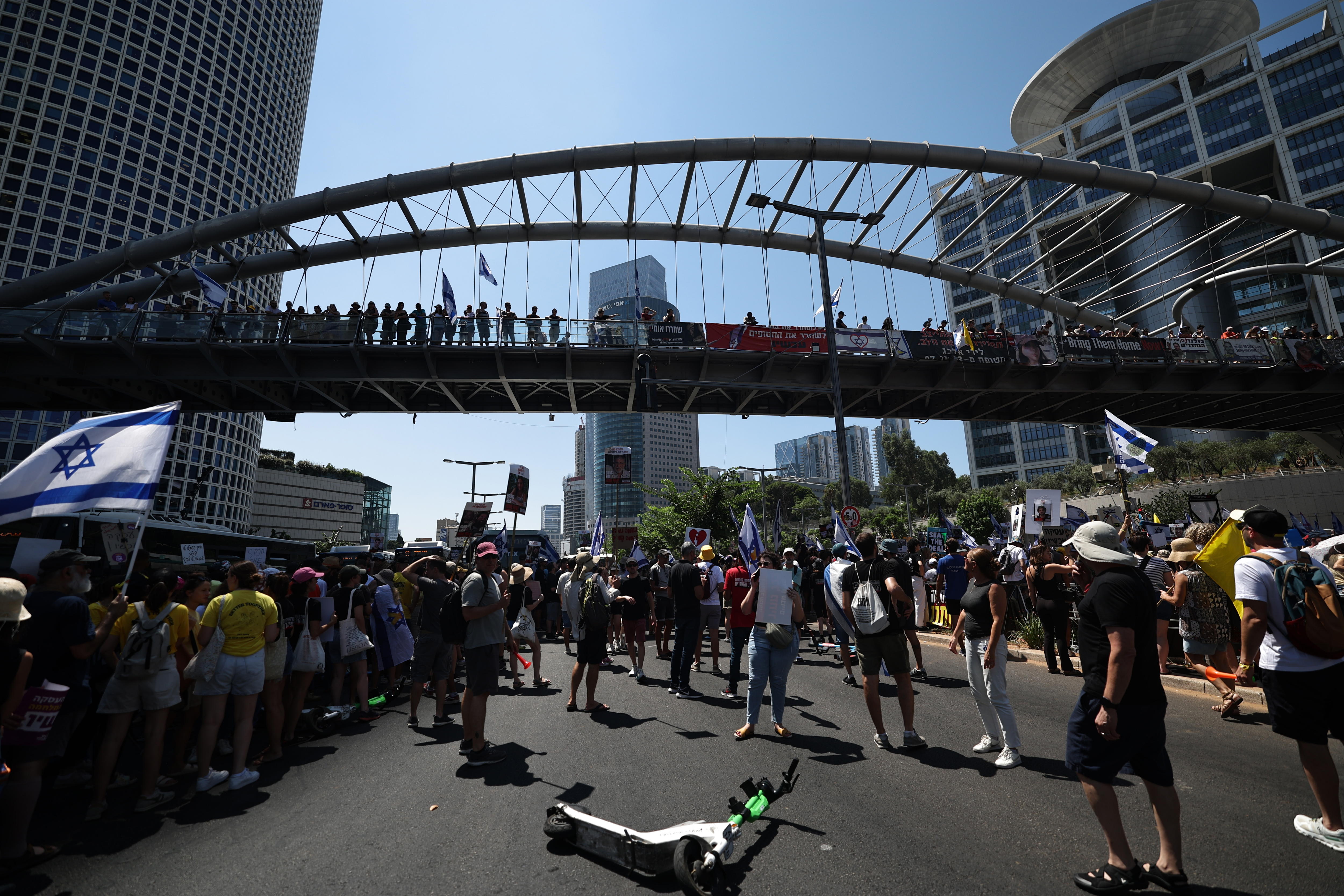 Manifestari batzuk Tel Aviv hiriburuko errepide bat blokeatzen, gaur. ATEF SAFADI / EFE