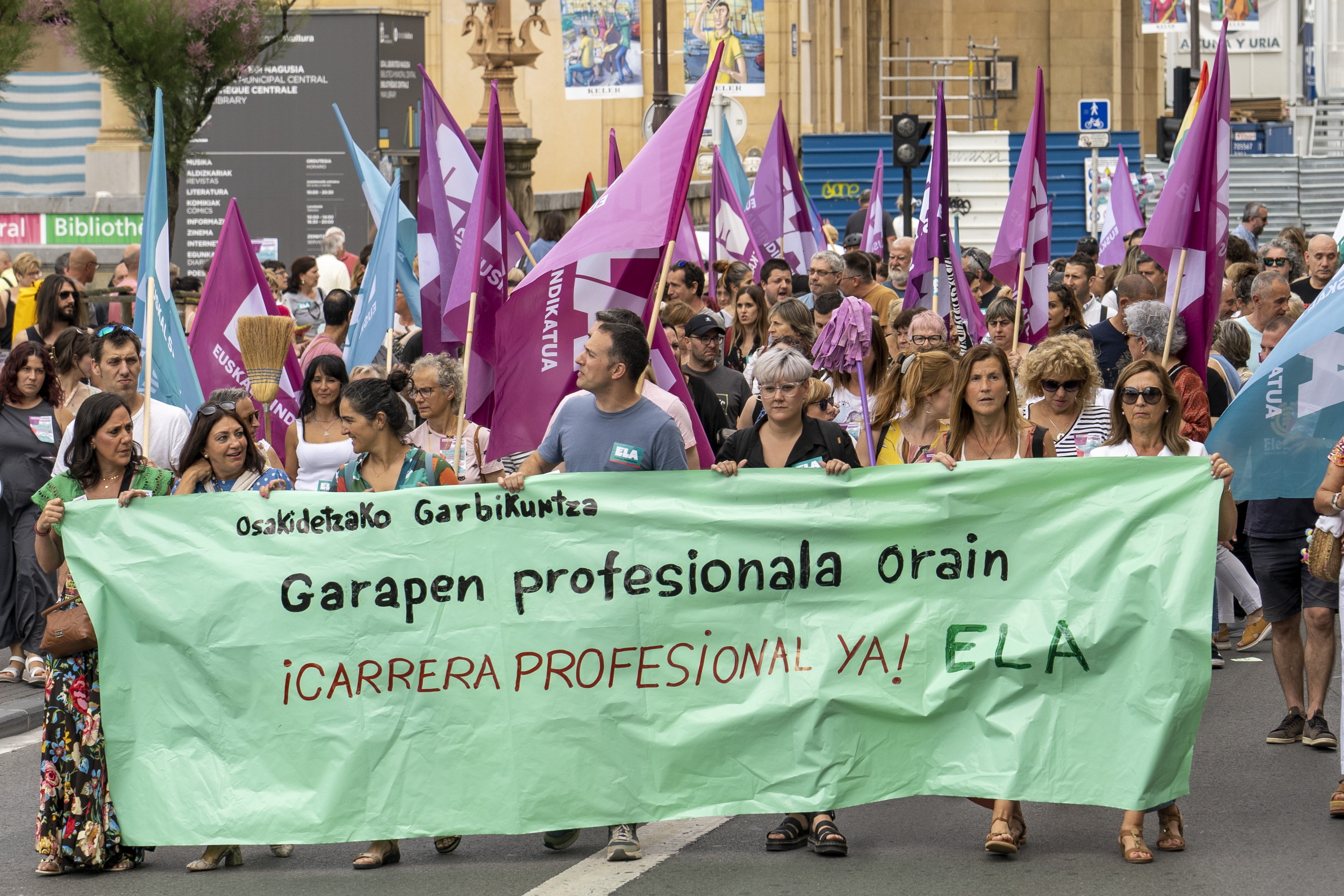 Osakidetzako garbitzaileen aldeko manifestazio bat Donostian, iaz, ELAk deituta. GORKA RUBIO / FOKU