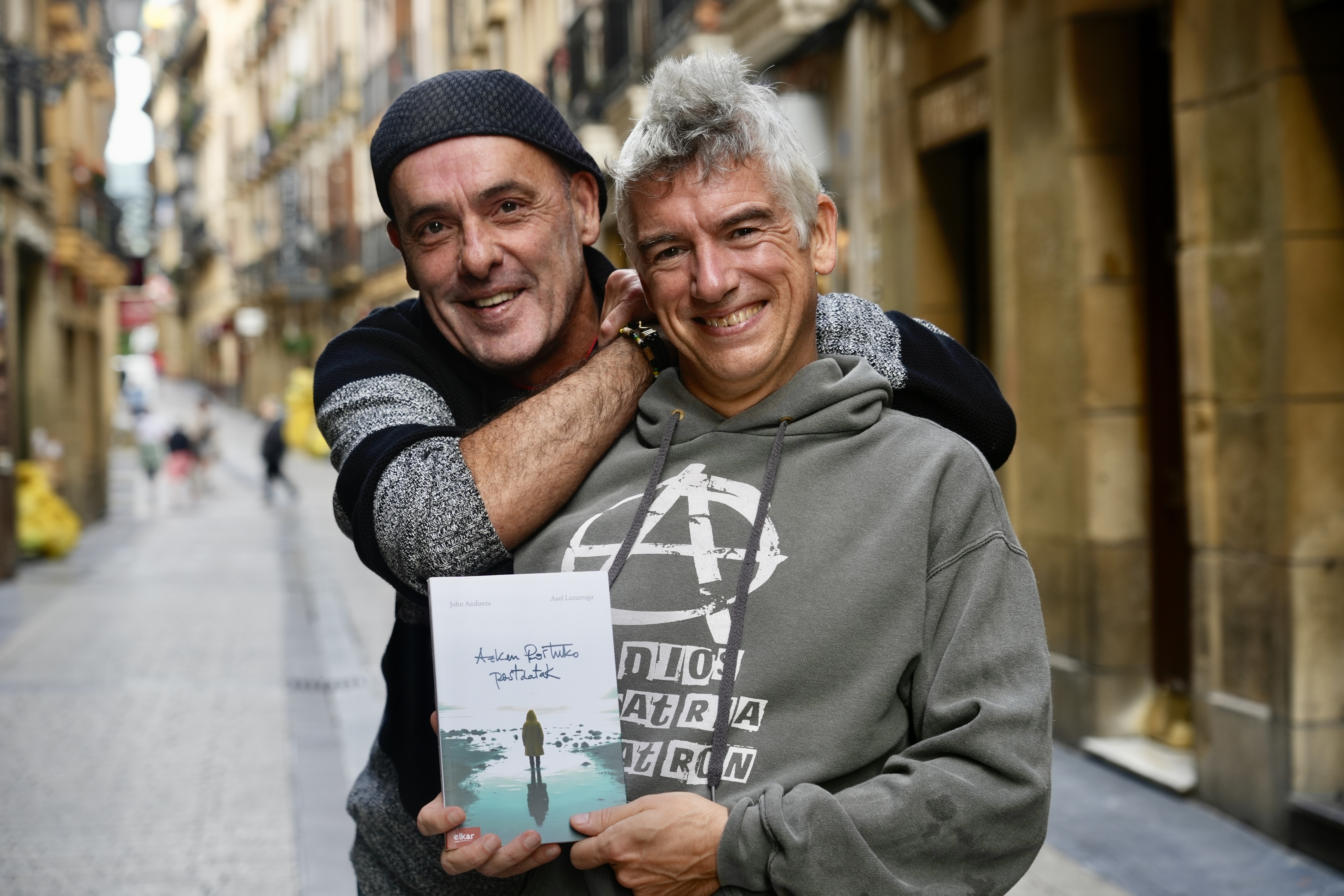 John Andueza eta Asel Luzarraga, 'Azken Portuko postdatak' liburua eskuetan, Donostian. ANDONI CANELLADA / FOKU