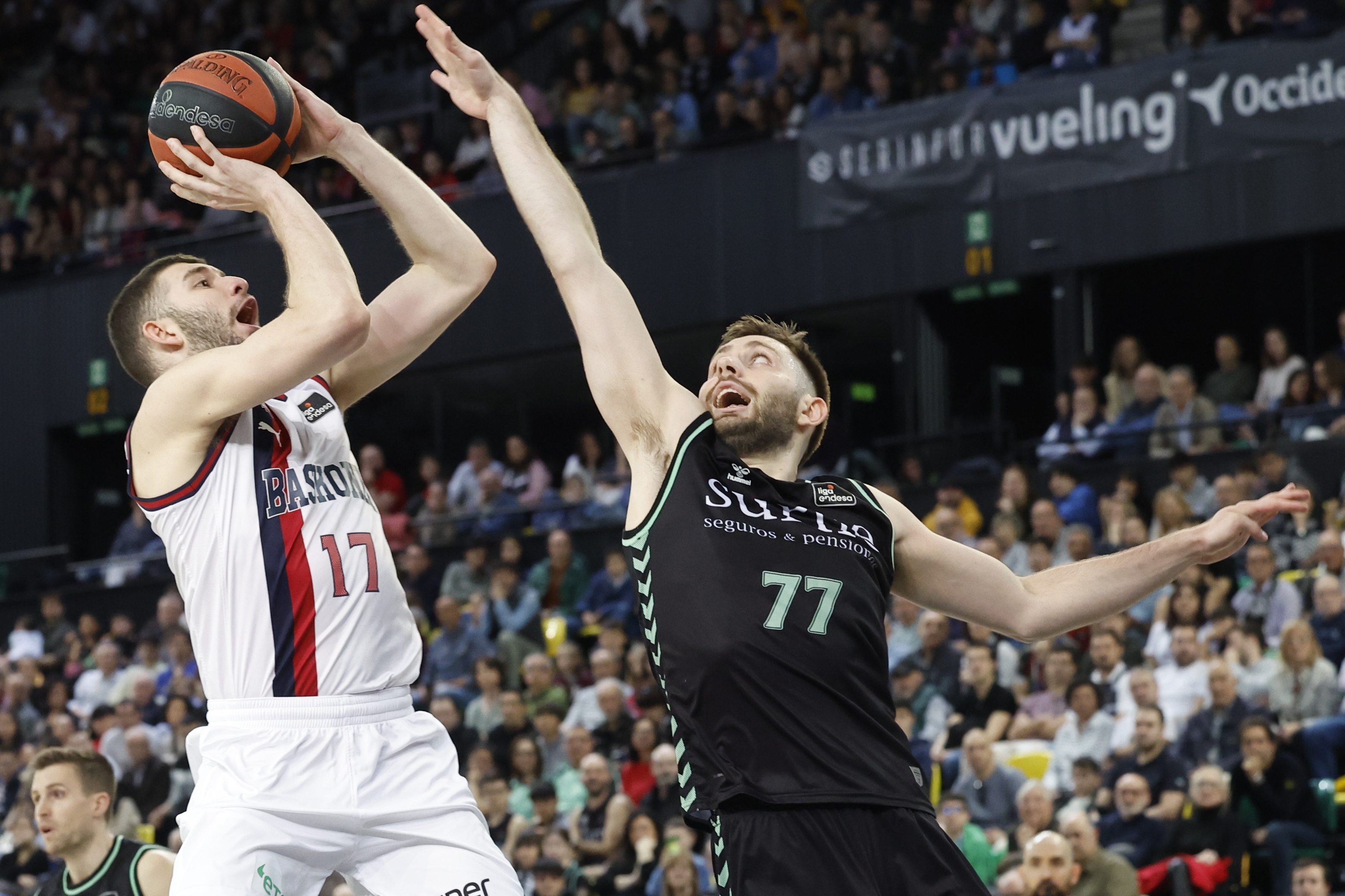 Nikos Rogkavopoulos (Baskonia) eta Kristian Kullamae (Bilbo Basket). MIGUEL TONA / EFE