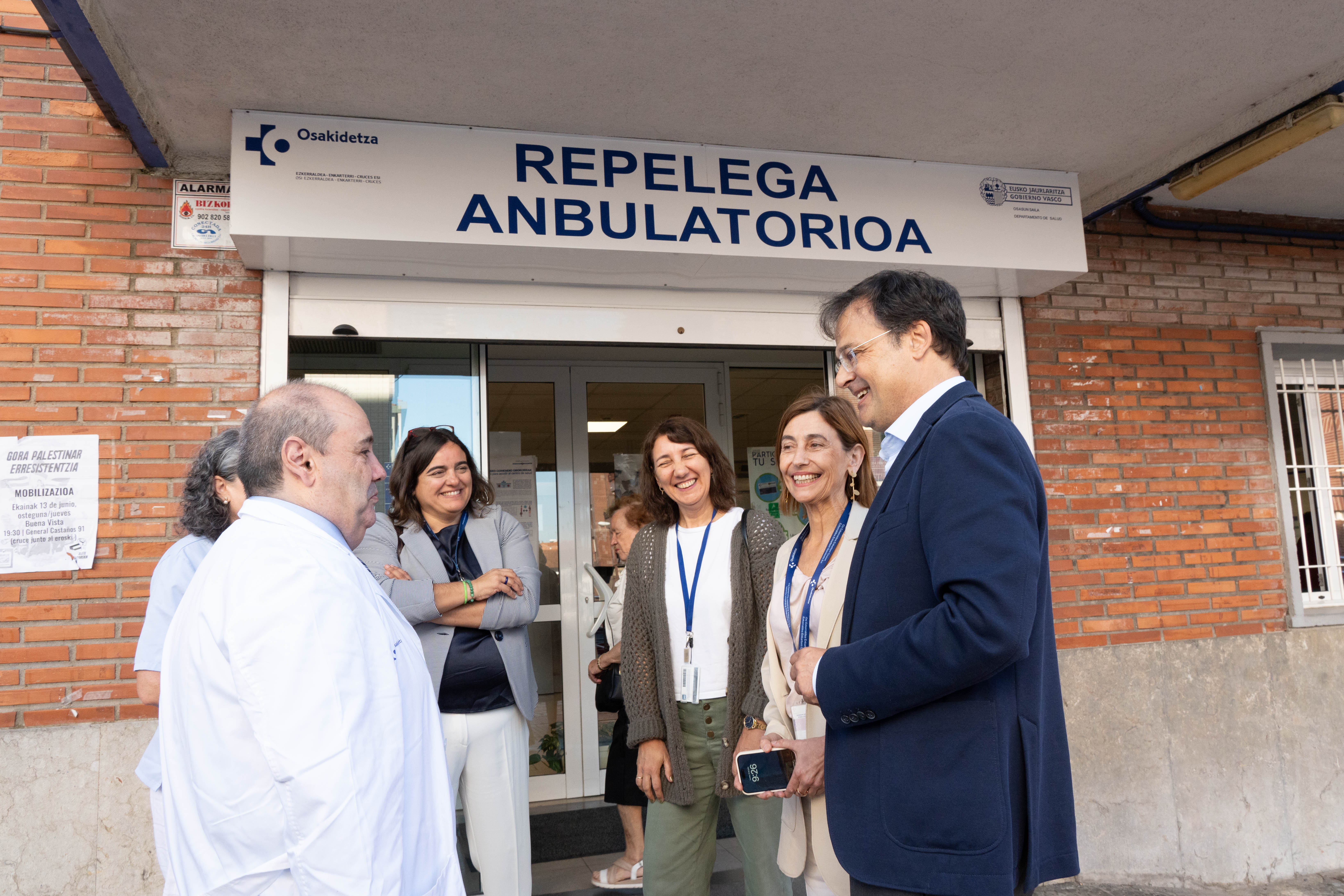 Alberto Martinez Eusko Jaurlaritzako Osasun sailburua Portugaleteko osasun zentrora egindako bisitan. IREKIA