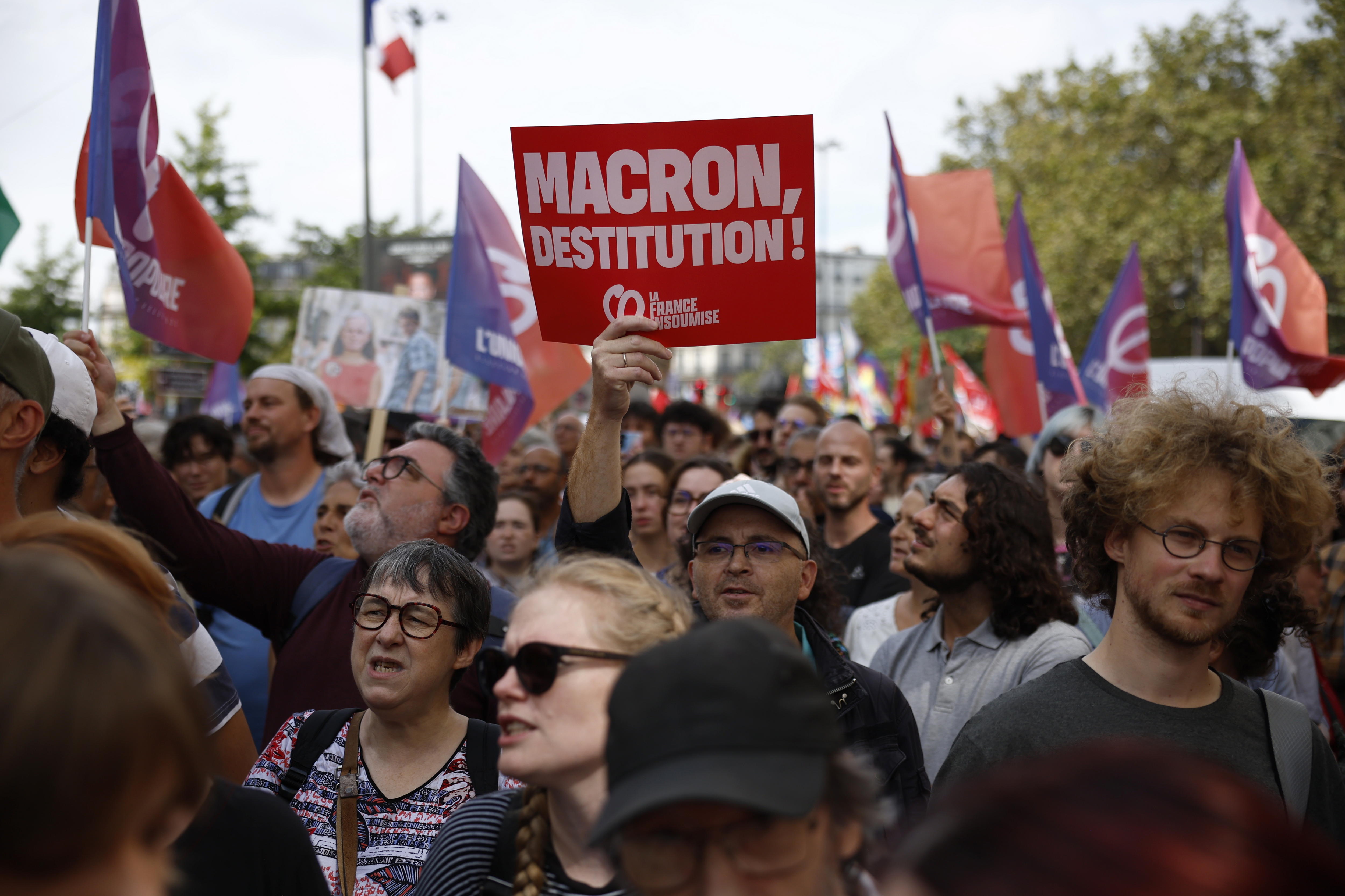 Macronen aurkako mezu bat gaur Parisen egin duten protestan. YOAN VALAT / EFE