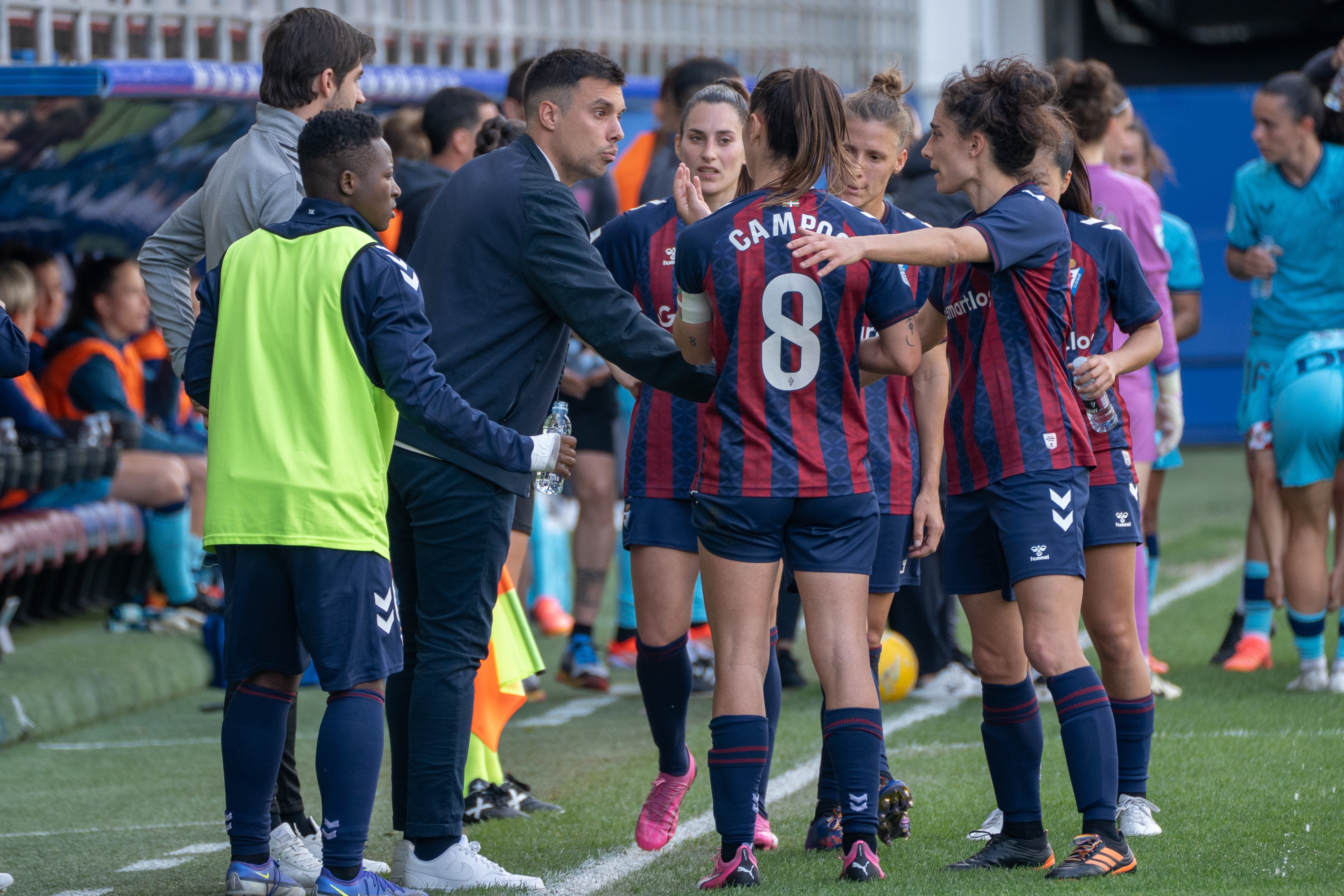 Eibarko jokalariak eta entrenatzailea, joan den denboraldiko partida batean. ANDONI CANELLADA / FOKU