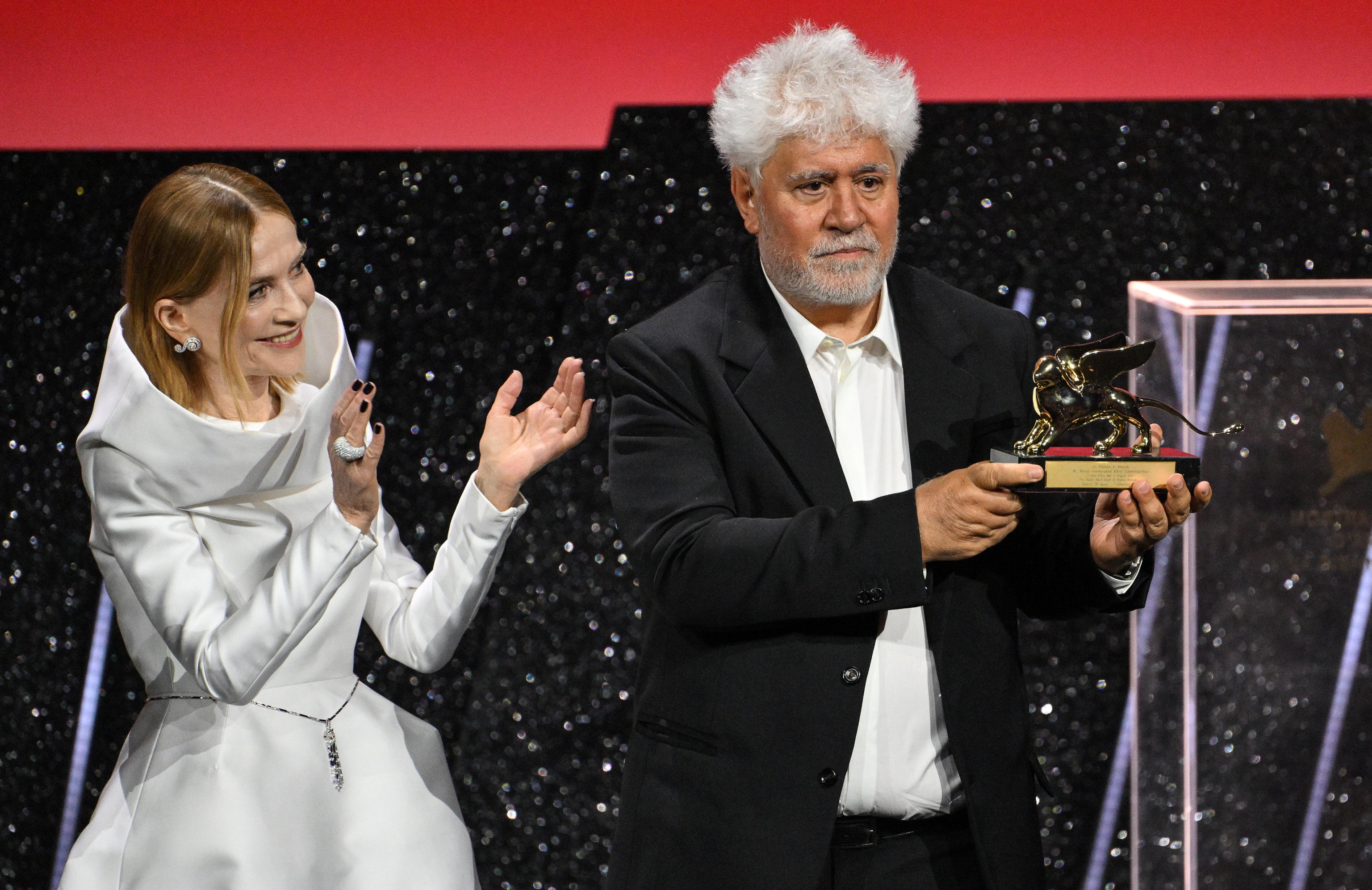 Isabelle Huppert eta Pedro Almodovar, Veneziako 81. Zinemaldiko sari banaketan. ETTORE FERRARI / EFE