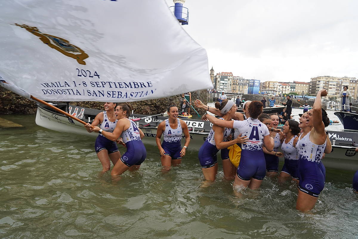 Arraun Lagunak-eko arraunlariak banderarekin, gaur, Donostiako kaian. JON URBE / FOKU