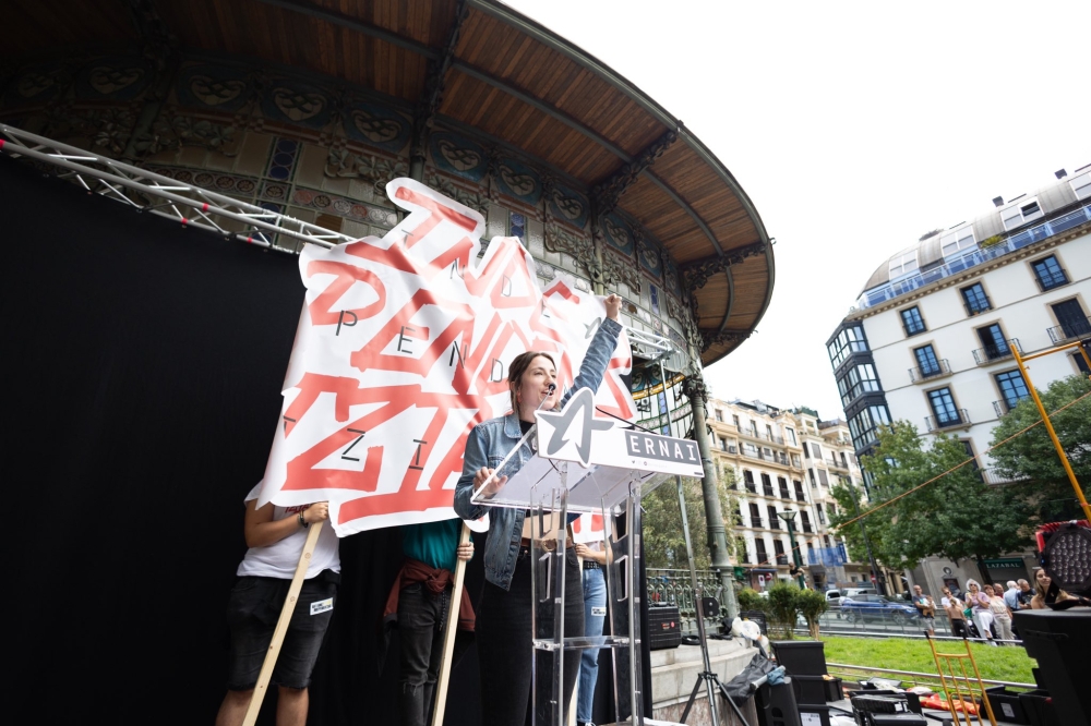 Amaiur Egurrola Ernaiko bozeramailea, gaur, Donostiako manifestazioaren amaierako ekitaldian. ERNAI