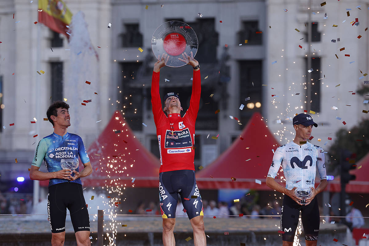 Primoz Roglic, alboan Ben O'Connor eta Enric Mas dituela, gaur, Madrilgo podiumean. JAVIER LIZON / EFE