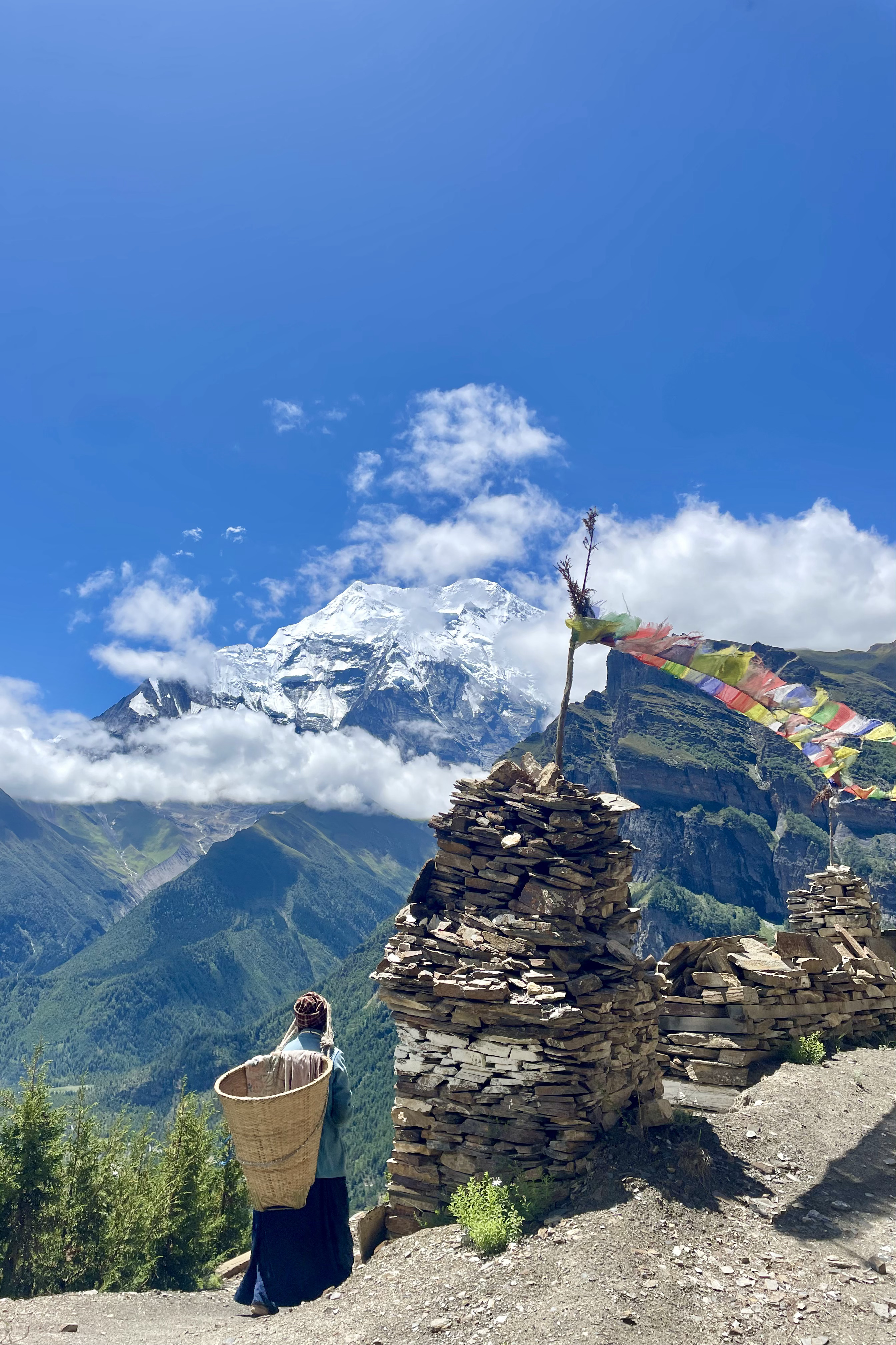 Himalaiako zahartzaroa. Annapurna II aurrean duela lanean dabilen amona