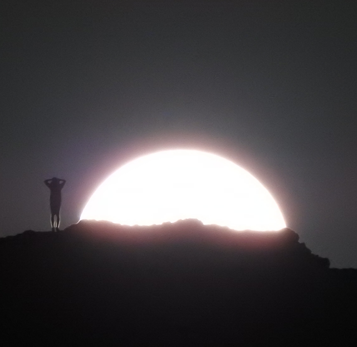 Montaña Roja sumenditik ilargira begira