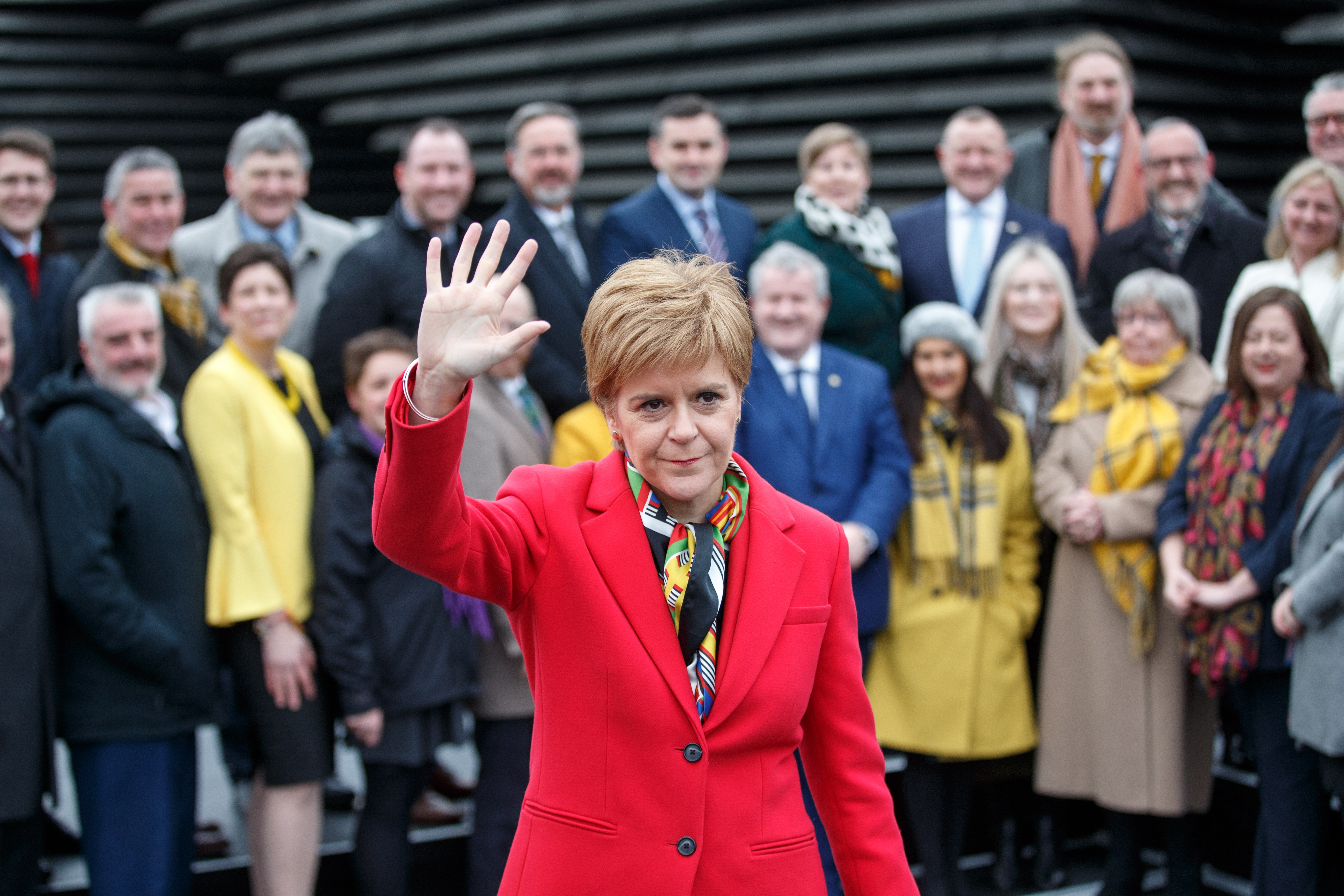 Nicola Sturgeon Eskoziako lehen ministro ohia (2014-2023), 2019an, SNPren Komunen Ganberako 48 diputatuak atzean zituela. Iragan uztaileko bozetatik alderdiak bederatzi ditu, 39 gutxiago. ROBERT PERRY / EFE 